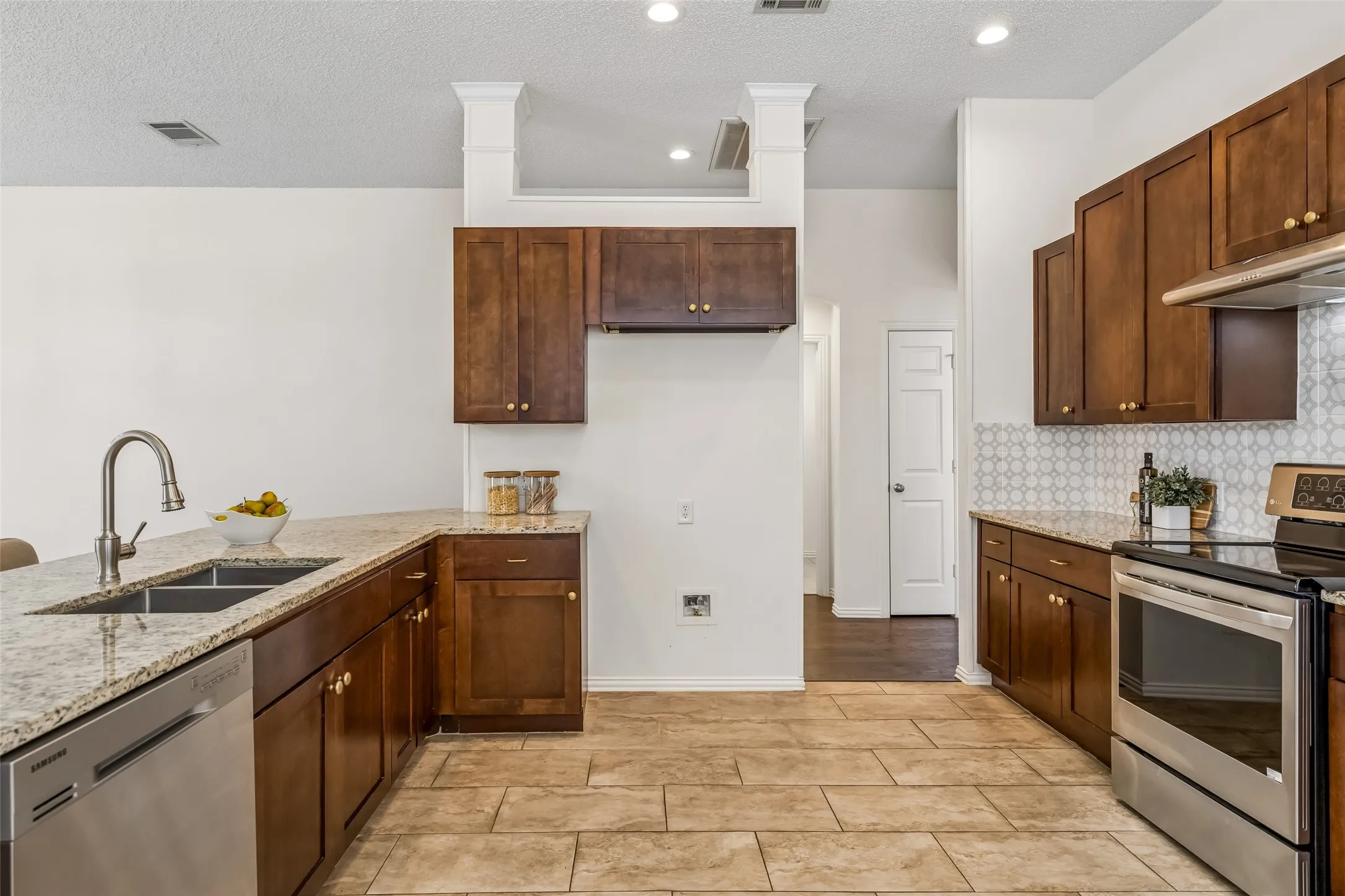 Single Family Residence For Sale in Collin County , 2108 Monticello Circle, Plano, Texas 75075, 3 Bedroom, 3 Bathroom, 2 Garage spaces, 2,399 Sqft, built in 1994, mls#21341801, Real Estate Agent in Plano, Homes For Sale in Collin county, Homes For Sale in Plano, Realtor in Plano Texas, Real Estate Brokerage Independent Realty Texas, Luminita Cordes Realtor