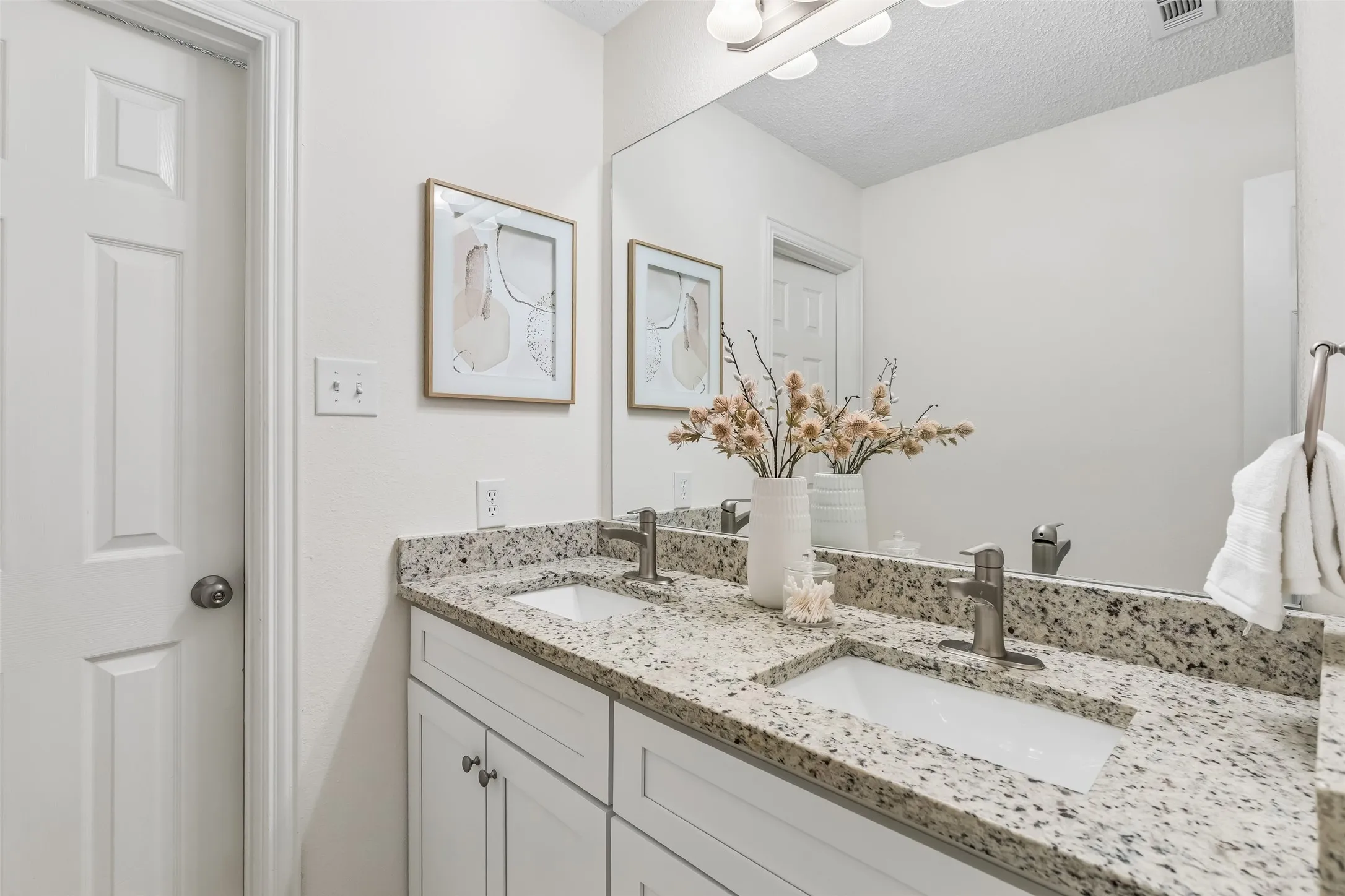 Single Family Residence For Sale in Collin County , 2108 Monticello Circle, Plano, Texas 75075, 3 Bedroom, 3 Bathroom, 2 Garage spaces, 2,399 Sqft, built in 1994, mls#21341801, Real Estate Agent in Plano, Homes For Sale in Collin county, Homes For Sale in Plano, Realtor in Plano Texas, Real Estate Brokerage Independent Realty Texas, Luminita Cordes Realtor
