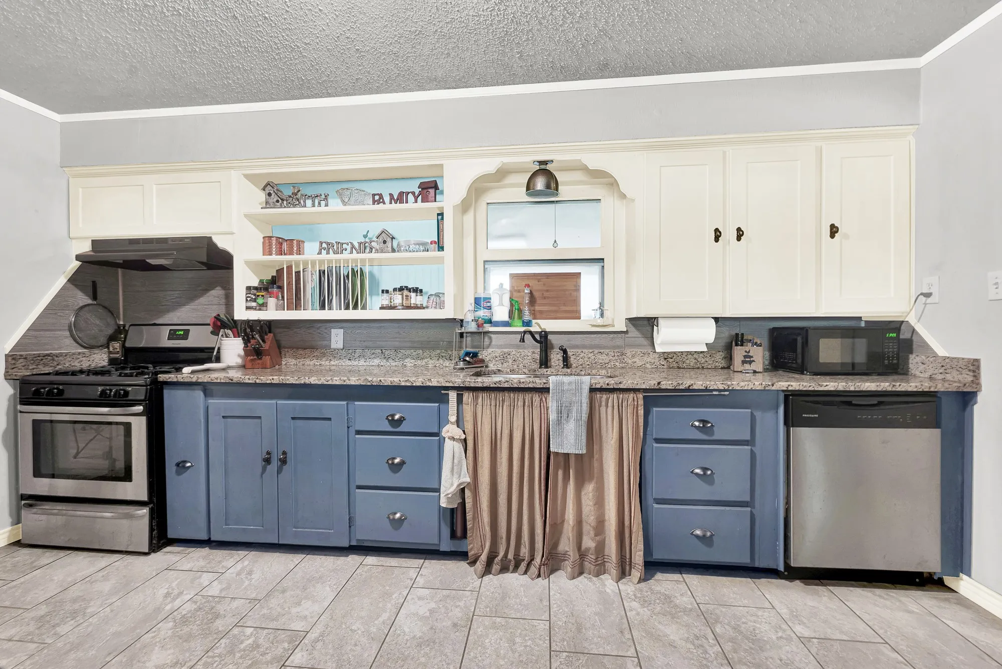 Single Family Residence For Sale in Collin County , 2403 State Hwy 78 S, Farmersville, Texas 75442, 3 Bedroom, 2 Bathroom, Garage spaces, 1,920 Sqft, built in 1963, Price $750,000, mls#21329898, Real Estate Agent in Farmersville, Homes For Sale in Collin county, Homes For Sale in Farmersville, Realtor in Farmersville Texas, Real Estate Brokerage Independent Realty Texas, Luminita Cordes Realtor