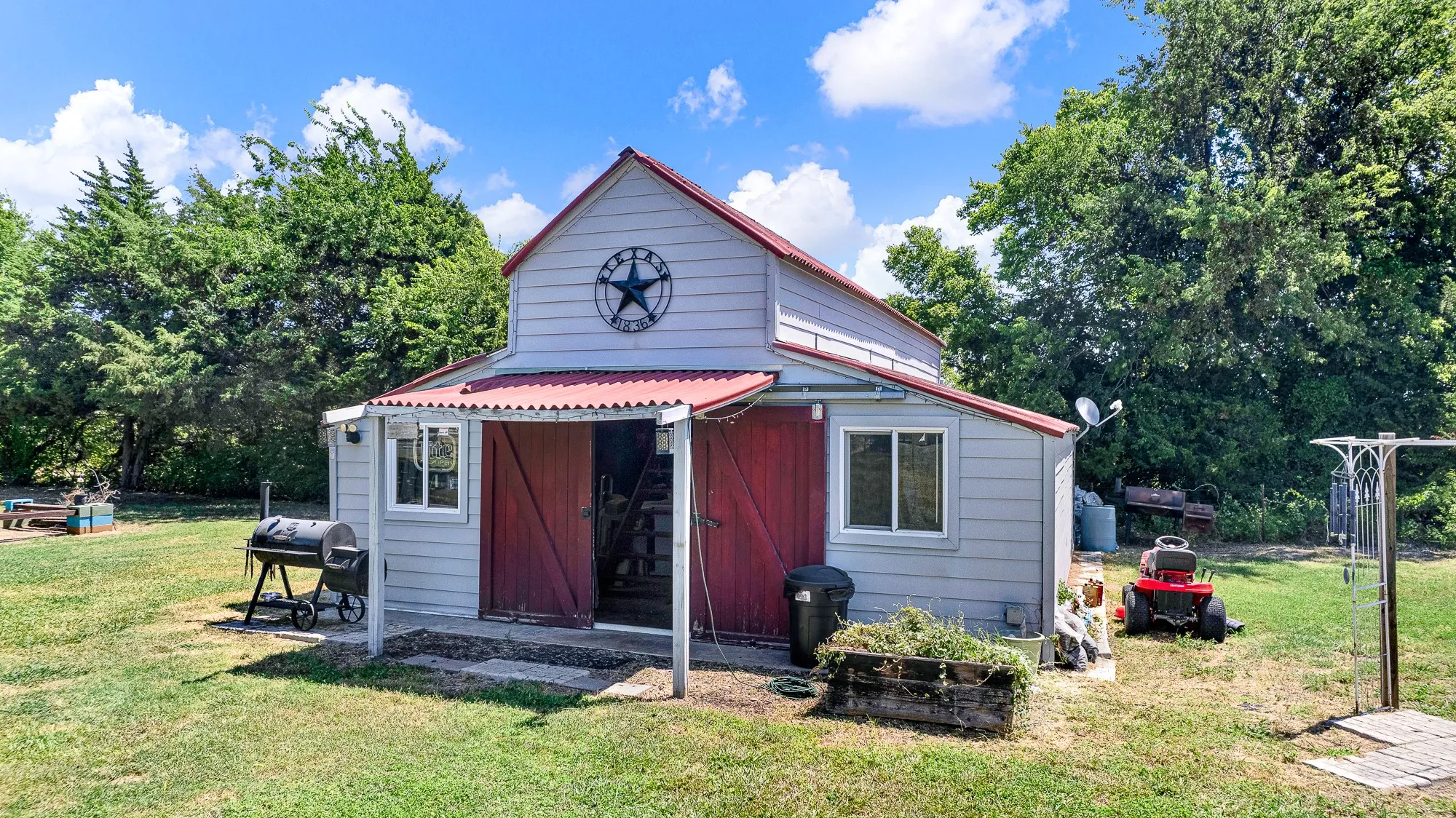 Single Family Residence For Sale in Collin County , 2403 State Hwy 78 S, Farmersville, Texas 75442, 3 Bedroom, 2 Bathroom, Garage spaces, 1,920 Sqft, built in 1963, Price $750,000, mls#21329898, Real Estate Agent in Farmersville, Homes For Sale in Collin county, Homes For Sale in Farmersville, Realtor in Farmersville Texas, Real Estate Brokerage Independent Realty Texas, Luminita Cordes Realtor