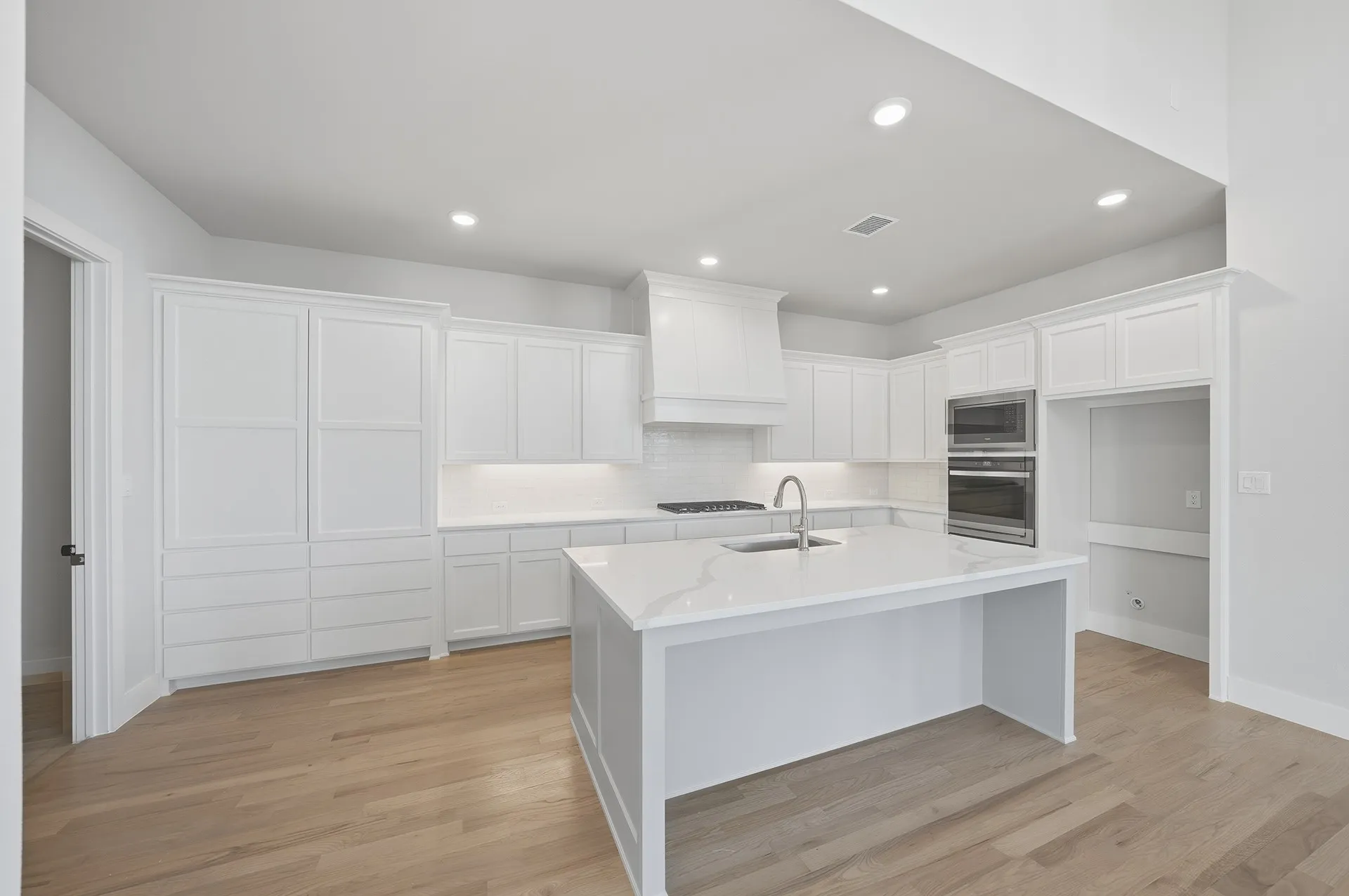Single Family Residence For Sale in Rockwall County , 940 Shady Oaks Drive, Rockwall, Texas 75087, 5 Bedroom, 6 Bathroom, 3 Garage spaces, 4,589 Sqft, built in 2025, mls#21361511, Real Estate Agent in Rockwall, Homes For Sale in Rockwall county, Homes For Sale in Rockwall, Realtor in Rockwall Texas, Real Estate Brokerage Independent Realty Texas, Luminita Cordes Realtor