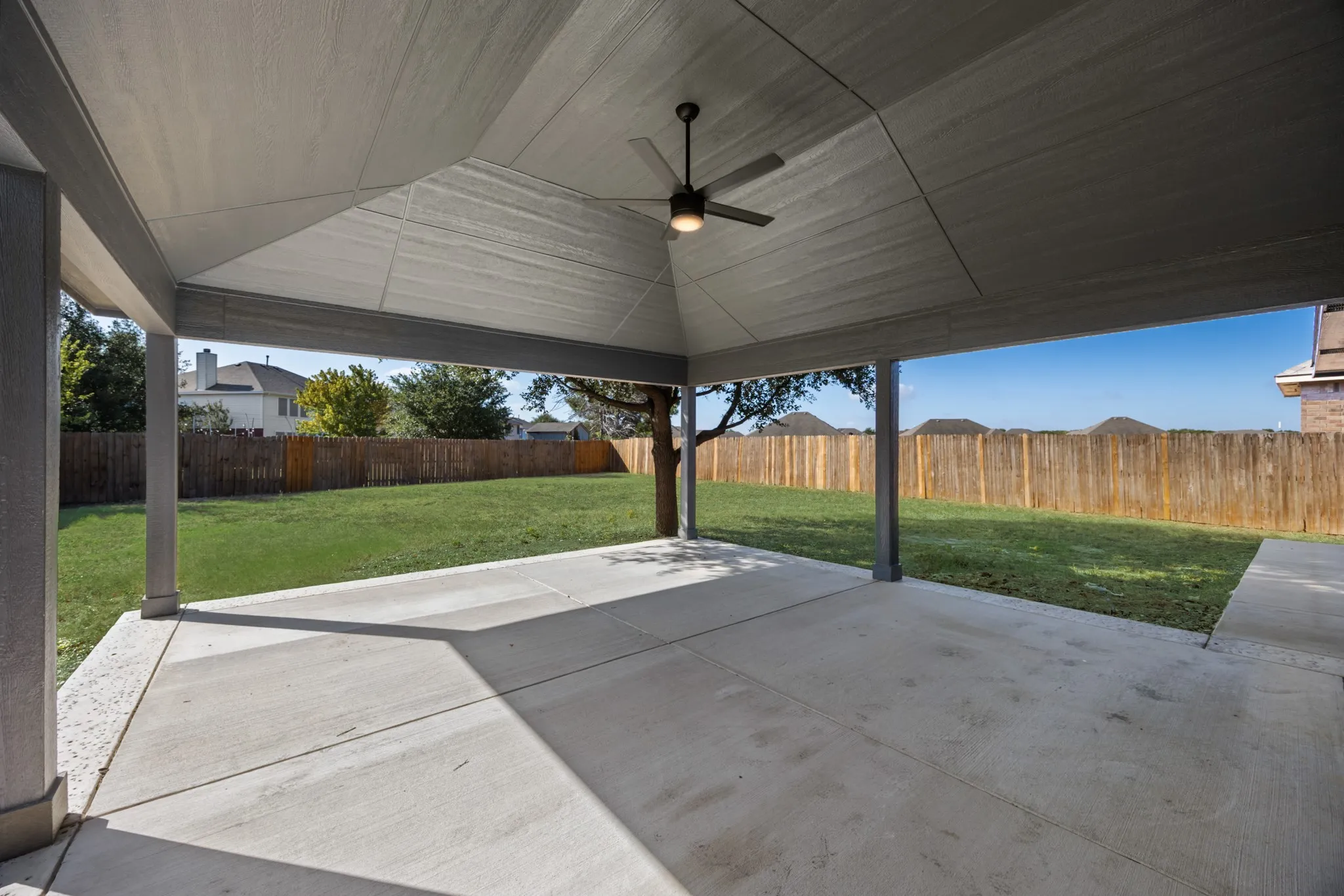 Single Family Residence For Sale in Tarrant County , 250 Kennedy Drive, Crowley, Texas 76036, 4 Bedroom, 2 Bathroom, 2 Garage spaces, 1,753 Sqft, built in 2010, mls#21361500, Real Estate Agent in Crowley, Homes For Sale in Tarrant county, Homes For Sale in Crowley, Realtor in Crowley Texas, Real Estate Brokerage Independent Realty Texas, Luminita Cordes Realtor