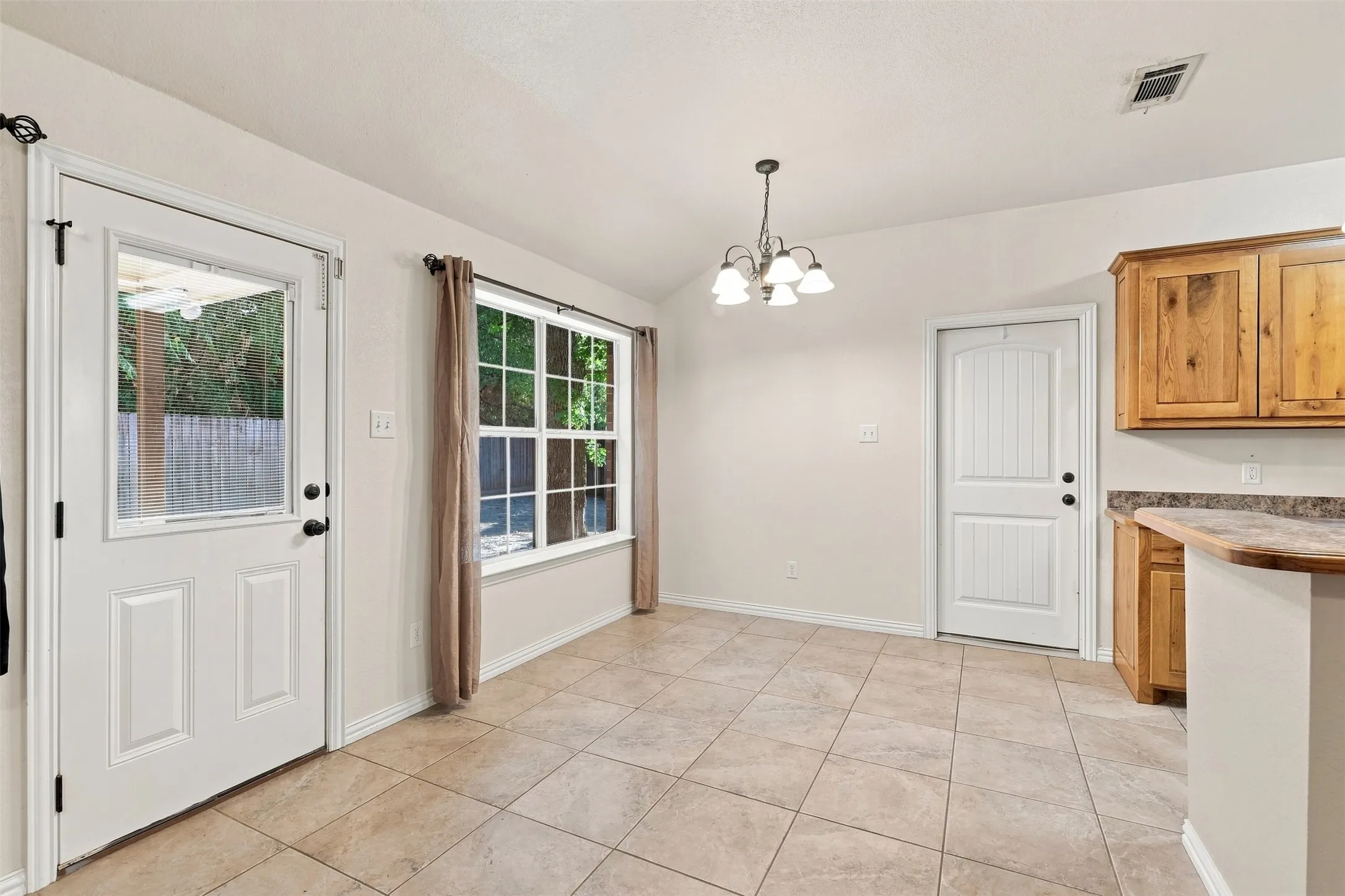 Single Family Residence For Rent in Parker County , 607 E Water Street, Weatherford, Texas 76086, 3 Bedroom, 2 Bathroom, 2 Garage spaces, 1,292 Sqft, built in 2010, mls#21361521, Real Estate Agent in Weatherford, Homes For Rent in Parker county, Homes For Rent in Weatherford, Realtor in Weatherford Texas, Real Estate Brokerage Independent Realty Texas, Luminita Cordes Realtor