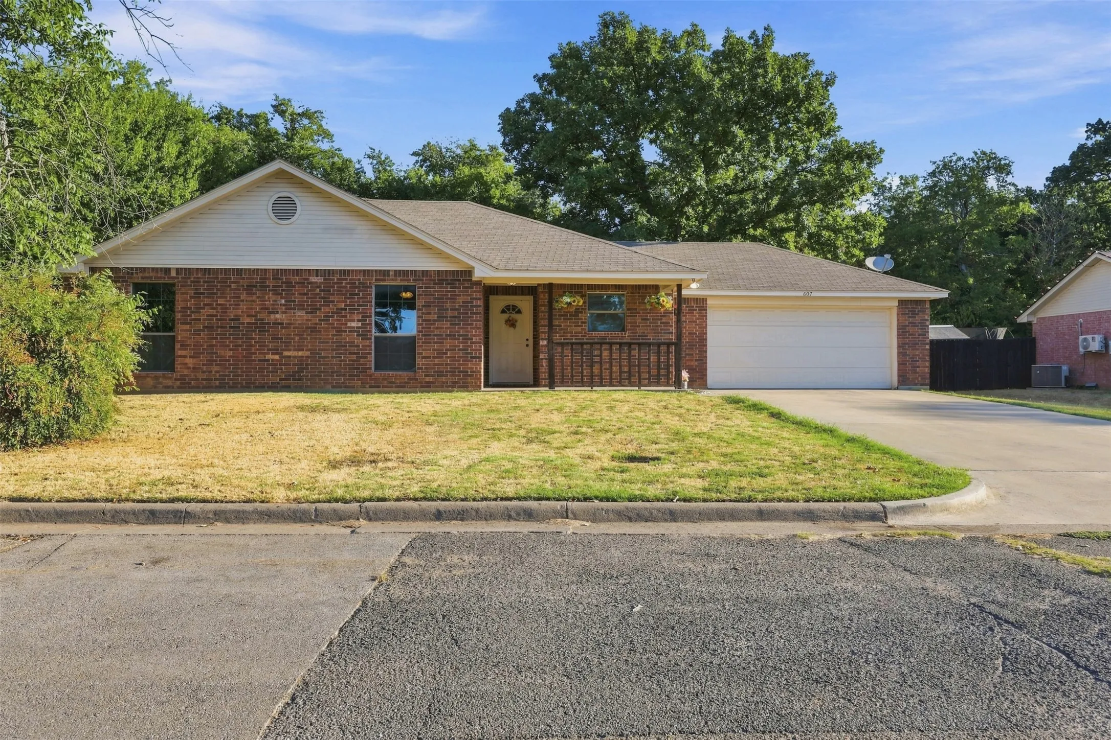 Single Family Residence For Rent in Parker County , 607 E Water Street, Weatherford, Texas 76086, 3 Bedroom, 2 Bathroom, 2 Garage spaces, 1,292 Sqft, built in 2010, mls#21361521, Real Estate Agent in Weatherford, Homes For Rent in Parker county, Homes For Rent in Weatherford, Realtor in Weatherford Texas, Real Estate Brokerage Independent Realty Texas, Luminita Cordes Realtor