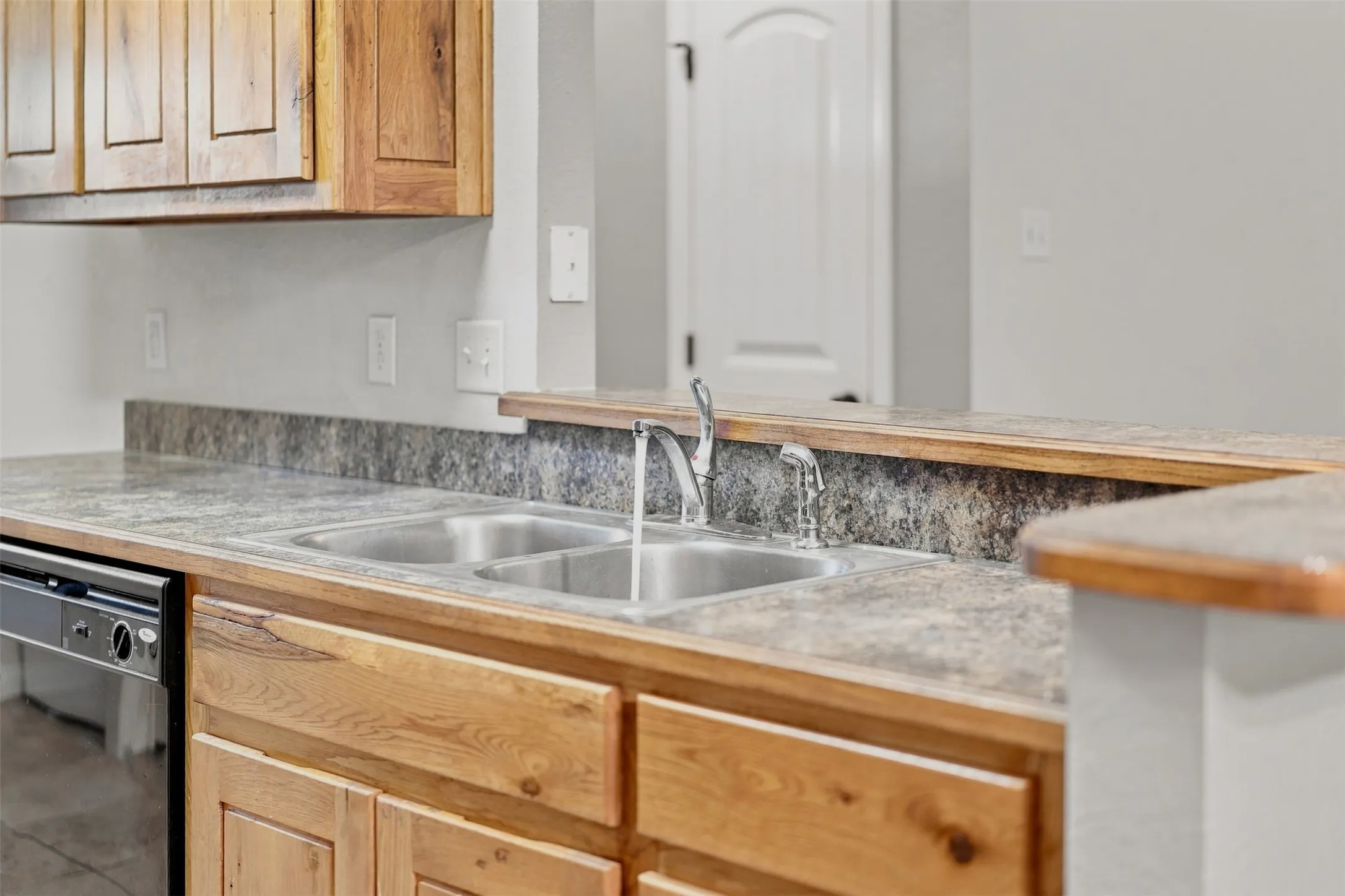 Single Family Residence For Rent in Parker County , 607 E Water Street, Weatherford, Texas 76086, 3 Bedroom, 2 Bathroom, 2 Garage spaces, 1,292 Sqft, built in 2010, mls#21361521, Real Estate Agent in Weatherford, Homes For Rent in Parker county, Homes For Rent in Weatherford, Realtor in Weatherford Texas, Real Estate Brokerage Independent Realty Texas, Luminita Cordes Realtor