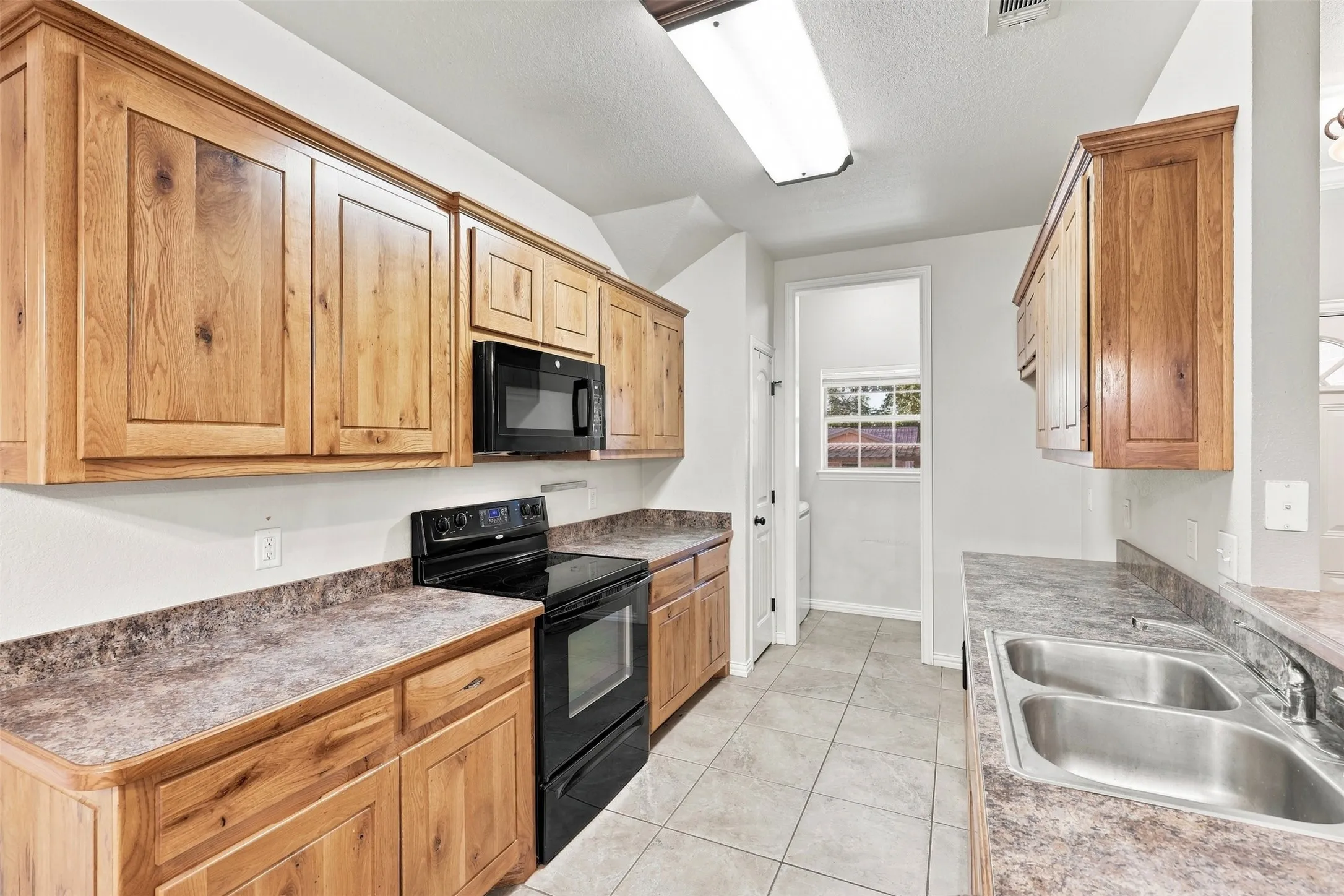 Single Family Residence For Rent in Parker County , 607 E Water Street, Weatherford, Texas 76086, 3 Bedroom, 2 Bathroom, 2 Garage spaces, 1,292 Sqft, built in 2010, mls#21361521, Real Estate Agent in Weatherford, Homes For Rent in Parker county, Homes For Rent in Weatherford, Realtor in Weatherford Texas, Real Estate Brokerage Independent Realty Texas, Luminita Cordes Realtor