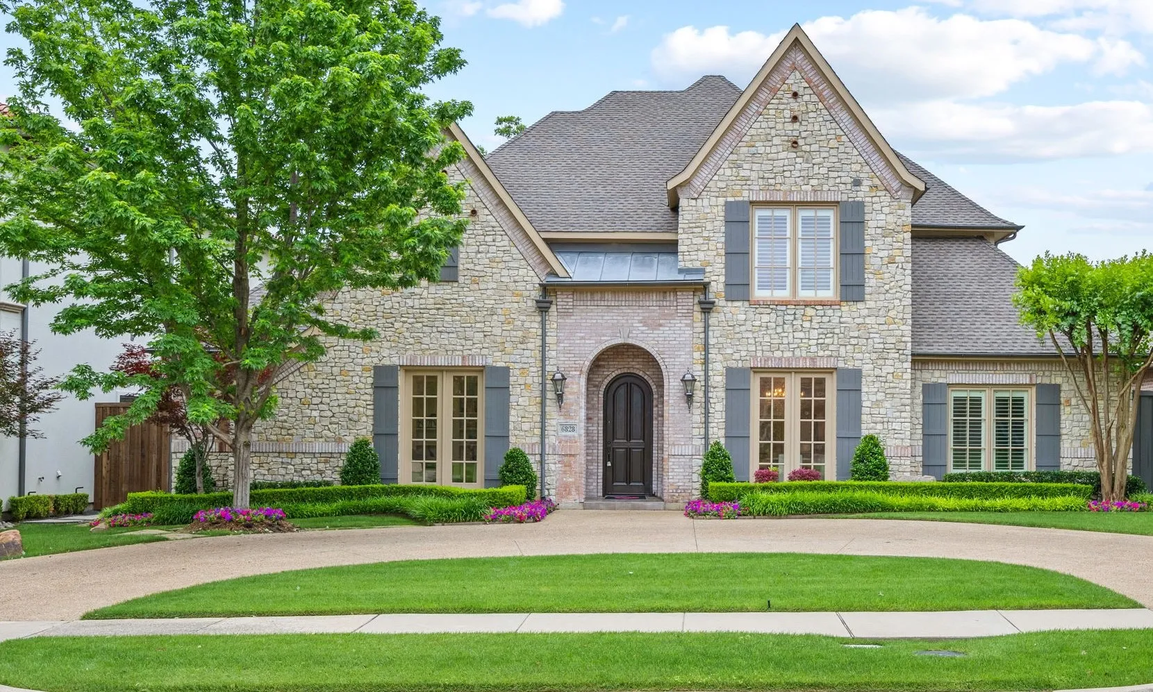 Single Family Residence For Sale in Dallas County , 6828 Chevy Chase Avenue, Dallas, Texas 75225, 4 Bedroom, 5 Bathroom, 2 Garage spaces, 4,587 Sqft, built in 2007, mls#21361049, Real Estate Agent in Dallas, Homes For Sale in Dallas county, Homes For Sale in Dallas, Realtor in Dallas Texas, Real Estate Brokerage Independent Realty Texas, Luminita Cordes Realtor