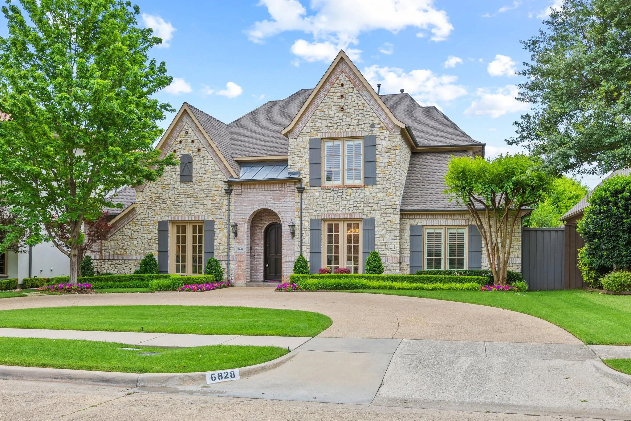 Single Family Residence For Sale in Dallas County , 6828 Chevy Chase Avenue, Dallas, Texas 75225, 4 Bedroom, 5 Bathroom, 2 Garage spaces, 4,587 Sqft, built in 2007, mls#21361049, Real Estate Agent in Dallas, Homes For Sale in Dallas county, Homes For Sale in Dallas, Realtor in Dallas Texas, Real Estate Brokerage Independent Realty Texas, Luminita Cordes Realtor