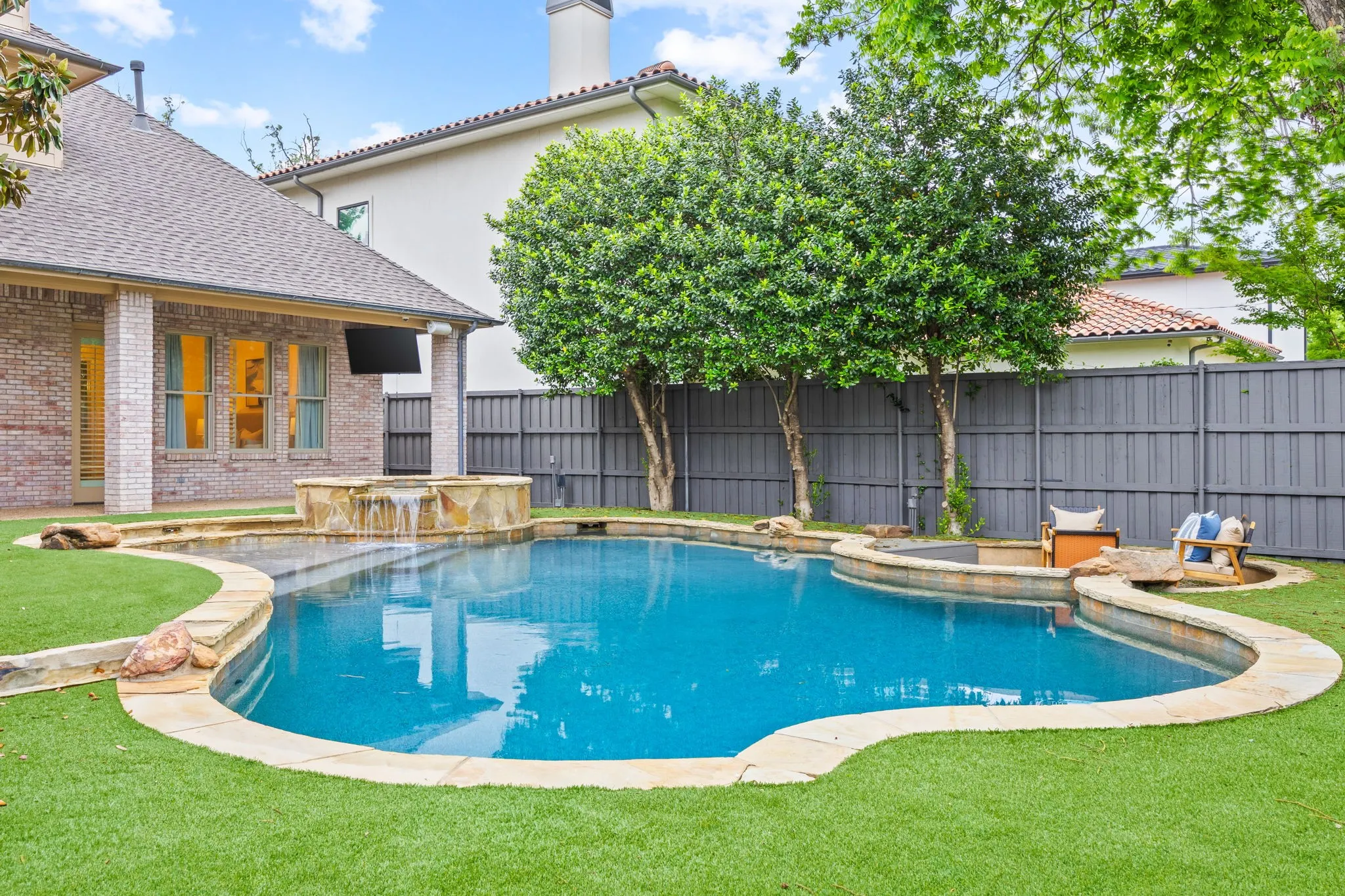 Single Family Residence For Sale in Dallas County , 6828 Chevy Chase Avenue, Dallas, Texas 75225, 4 Bedroom, 5 Bathroom, 2 Garage spaces, 4,587 Sqft, built in 2007, mls#21361049, Real Estate Agent in Dallas, Homes For Sale in Dallas county, Homes For Sale in Dallas, Realtor in Dallas Texas, Real Estate Brokerage Independent Realty Texas, Luminita Cordes Realtor