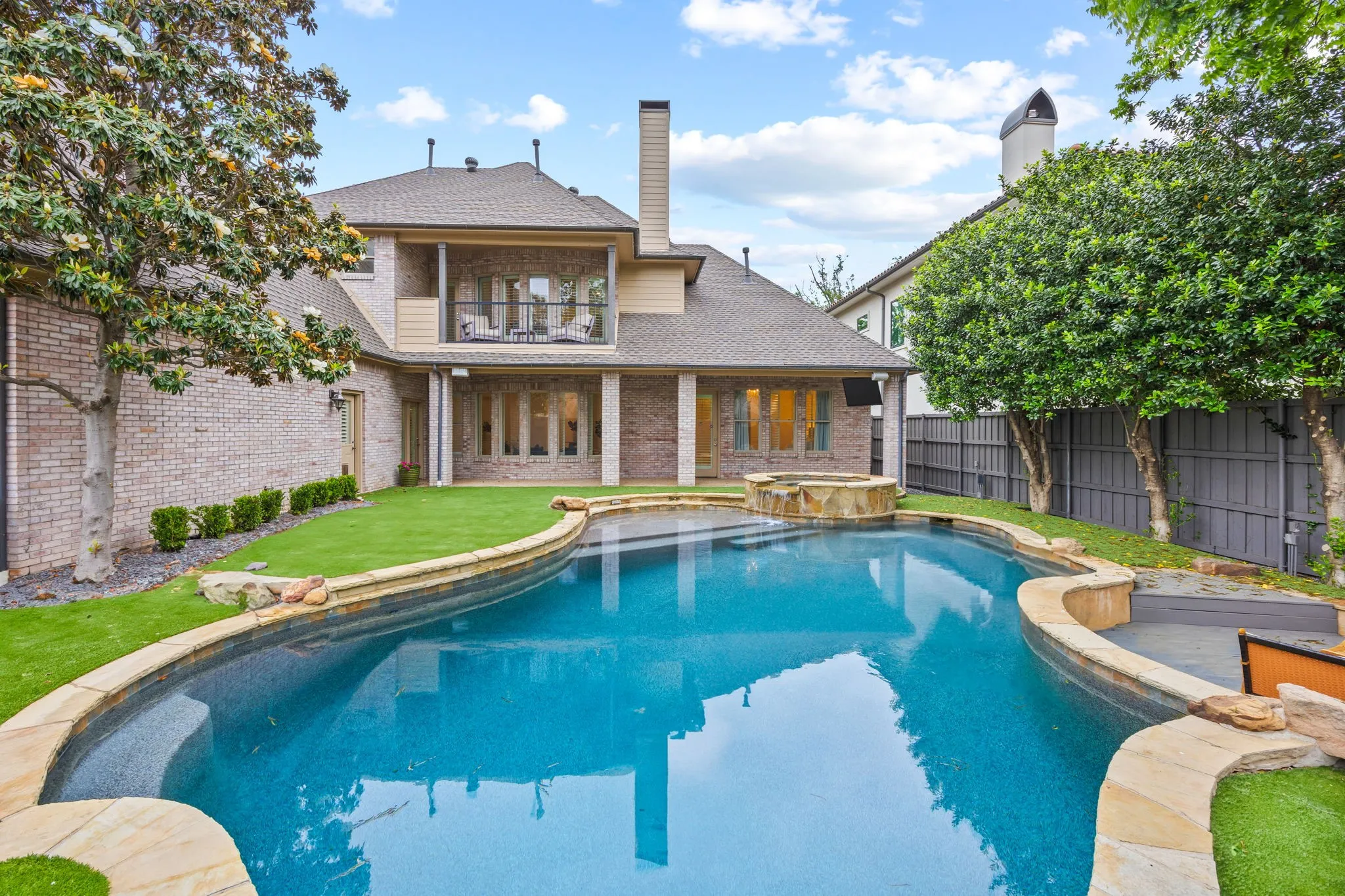 Single Family Residence For Sale in Dallas County , 6828 Chevy Chase Avenue, Dallas, Texas 75225, 4 Bedroom, 5 Bathroom, 2 Garage spaces, 4,587 Sqft, built in 2007, mls#21361049, Real Estate Agent in Dallas, Homes For Sale in Dallas county, Homes For Sale in Dallas, Realtor in Dallas Texas, Real Estate Brokerage Independent Realty Texas, Luminita Cordes Realtor