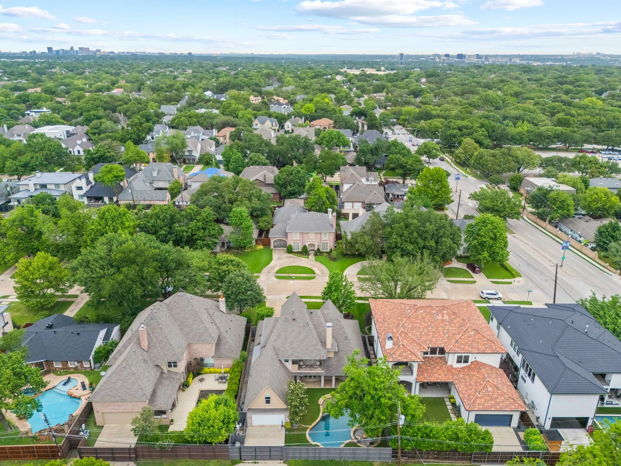 Single Family Residence For Sale in Dallas County , 6828 Chevy Chase Avenue, Dallas, Texas 75225, 4 Bedroom, 5 Bathroom, 2 Garage spaces, 4,587 Sqft, built in 2007, mls#21361049, Real Estate Agent in Dallas, Homes For Sale in Dallas county, Homes For Sale in Dallas, Realtor in Dallas Texas, Real Estate Brokerage Independent Realty Texas, Luminita Cordes Realtor