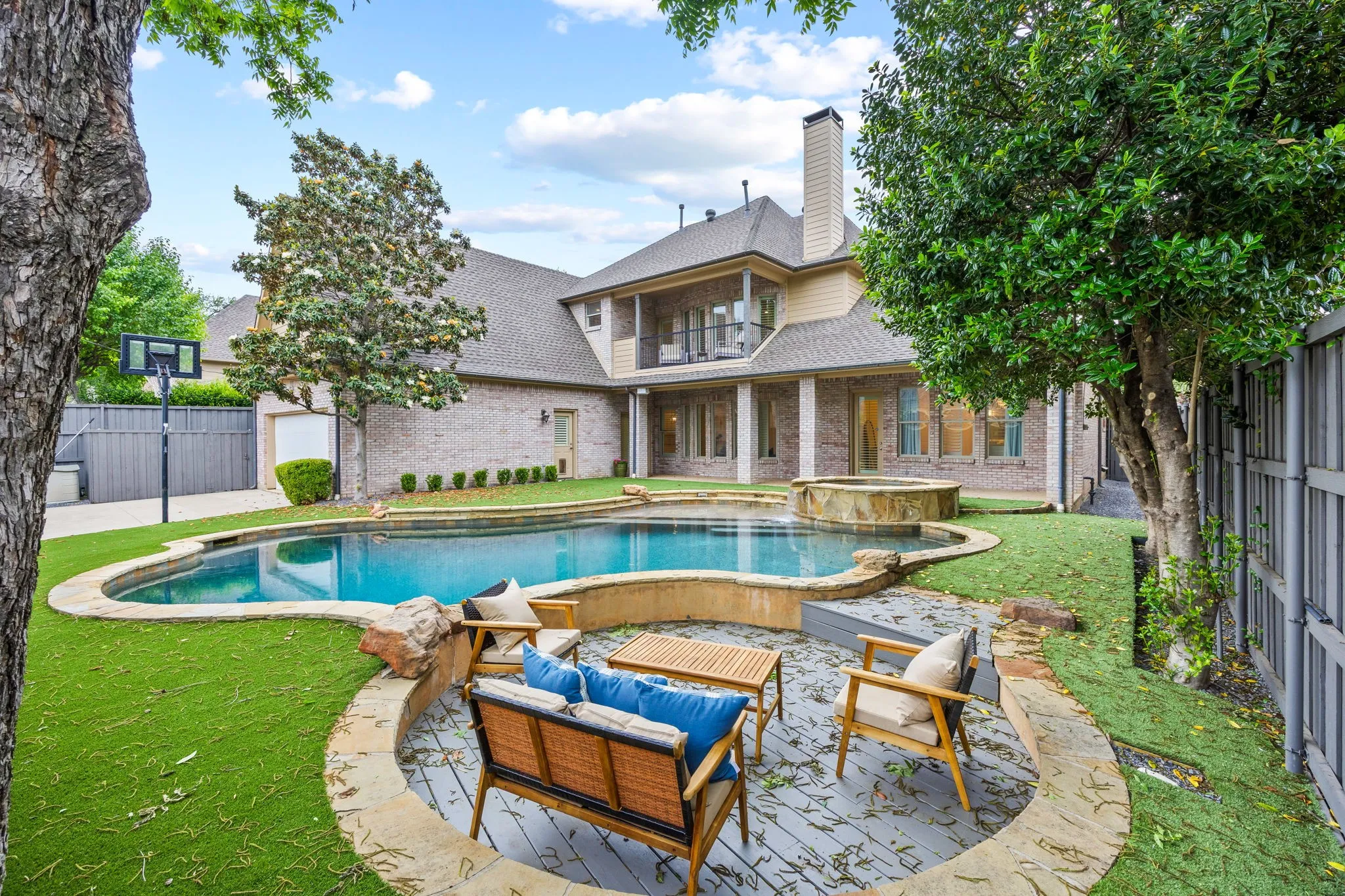 Single Family Residence For Sale in Dallas County , 6828 Chevy Chase Avenue, Dallas, Texas 75225, 4 Bedroom, 5 Bathroom, 2 Garage spaces, 4,587 Sqft, built in 2007, mls#21361049, Real Estate Agent in Dallas, Homes For Sale in Dallas county, Homes For Sale in Dallas, Realtor in Dallas Texas, Real Estate Brokerage Independent Realty Texas, Luminita Cordes Realtor