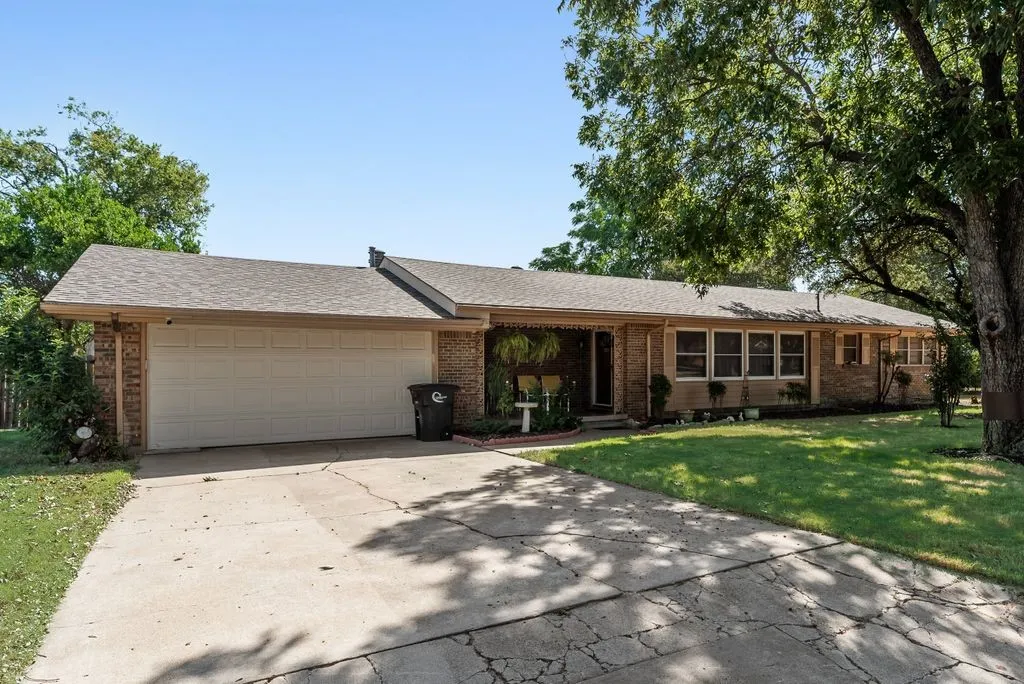Single Family Residence For Sale in Johnson County , 919 Surry Place Drive, Cleburne, Texas 76033, 3 Bedroom, 2 Bathroom, 2 Garage spaces, 1,552 Sqft, built in 1958, mls#21361475, Real Estate Agent in Cleburne, Homes For Sale in Johnson county, Homes For Sale in Cleburne, Realtor in Cleburne Texas, Real Estate Brokerage Independent Realty Texas, Luminita Cordes Realtor