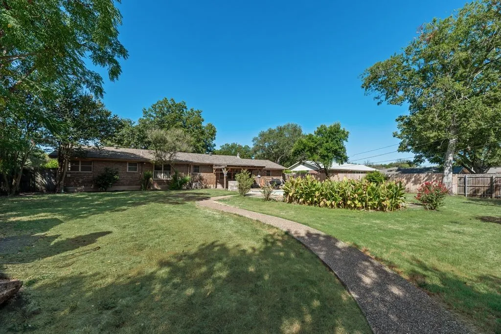 Single Family Residence For Sale in Johnson County , 919 Surry Place Drive, Cleburne, Texas 76033, 3 Bedroom, 2 Bathroom, 2 Garage spaces, 1,552 Sqft, built in 1958, mls#21361475, Real Estate Agent in Cleburne, Homes For Sale in Johnson county, Homes For Sale in Cleburne, Realtor in Cleburne Texas, Real Estate Brokerage Independent Realty Texas, Luminita Cordes Realtor