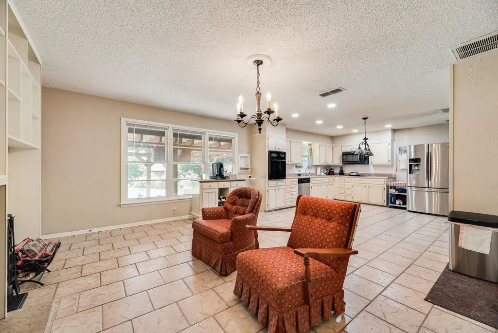 Single Family Residence For Sale in Johnson County , 919 Surry Place Drive, Cleburne, Texas 76033, 3 Bedroom, 2 Bathroom, 2 Garage spaces, 1,552 Sqft, built in 1958, mls#21361475, Real Estate Agent in Cleburne, Homes For Sale in Johnson county, Homes For Sale in Cleburne, Realtor in Cleburne Texas, Real Estate Brokerage Independent Realty Texas, Luminita Cordes Realtor