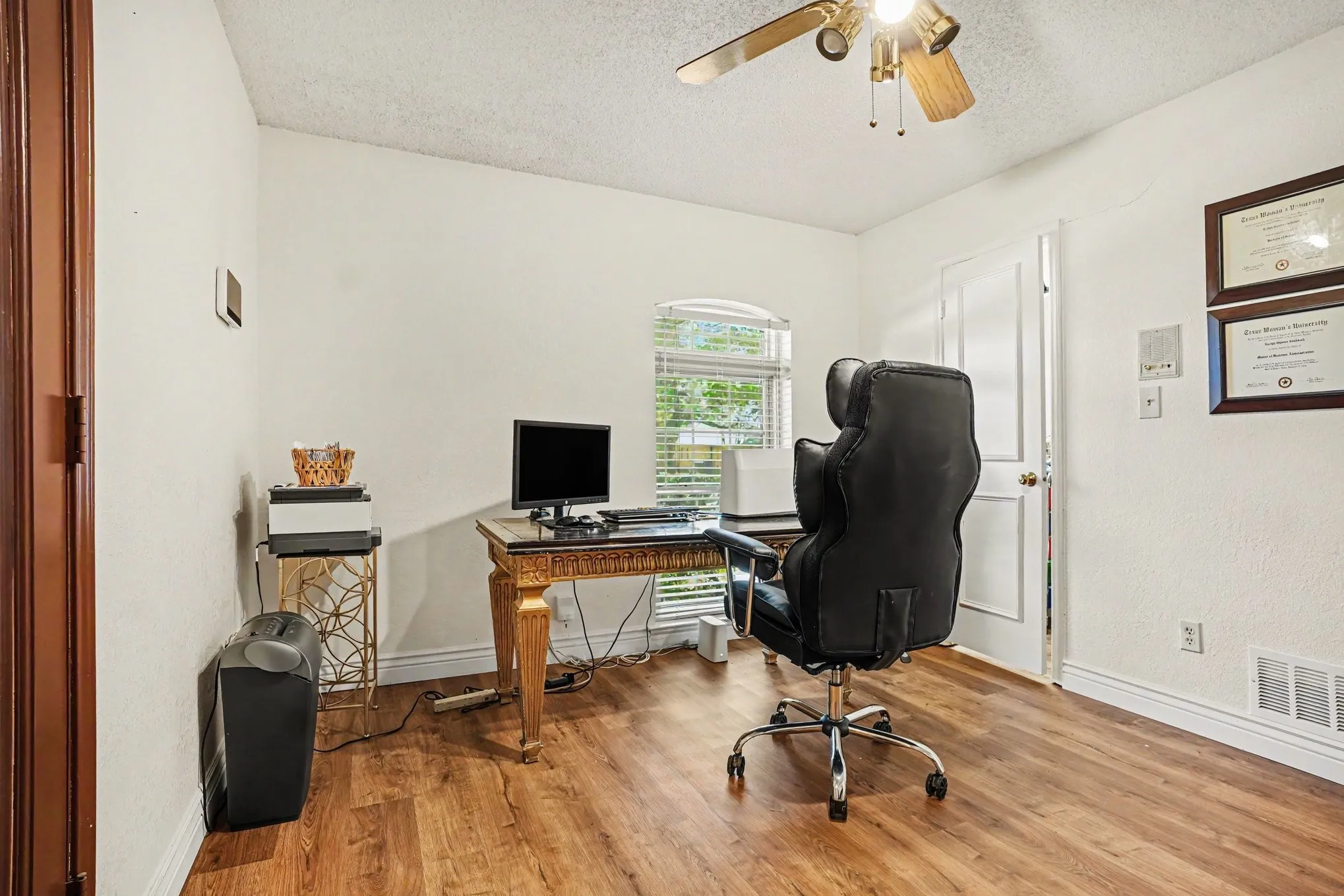 Single Family Residence For Sale in Dallas County , 1349 Mantlebrook Drive, De Soto, Texas 75115, 5 Bedroom, 3 Bathroom, 3 Garage spaces, 3,290 Sqft, built in 1984, mls#21359372, Real Estate Agent in De Soto, Homes For Sale in Dallas county, Homes For Sale in De Soto, Realtor in De Soto Texas, Real Estate Brokerage Independent Realty Texas, Luminita Cordes Realtor