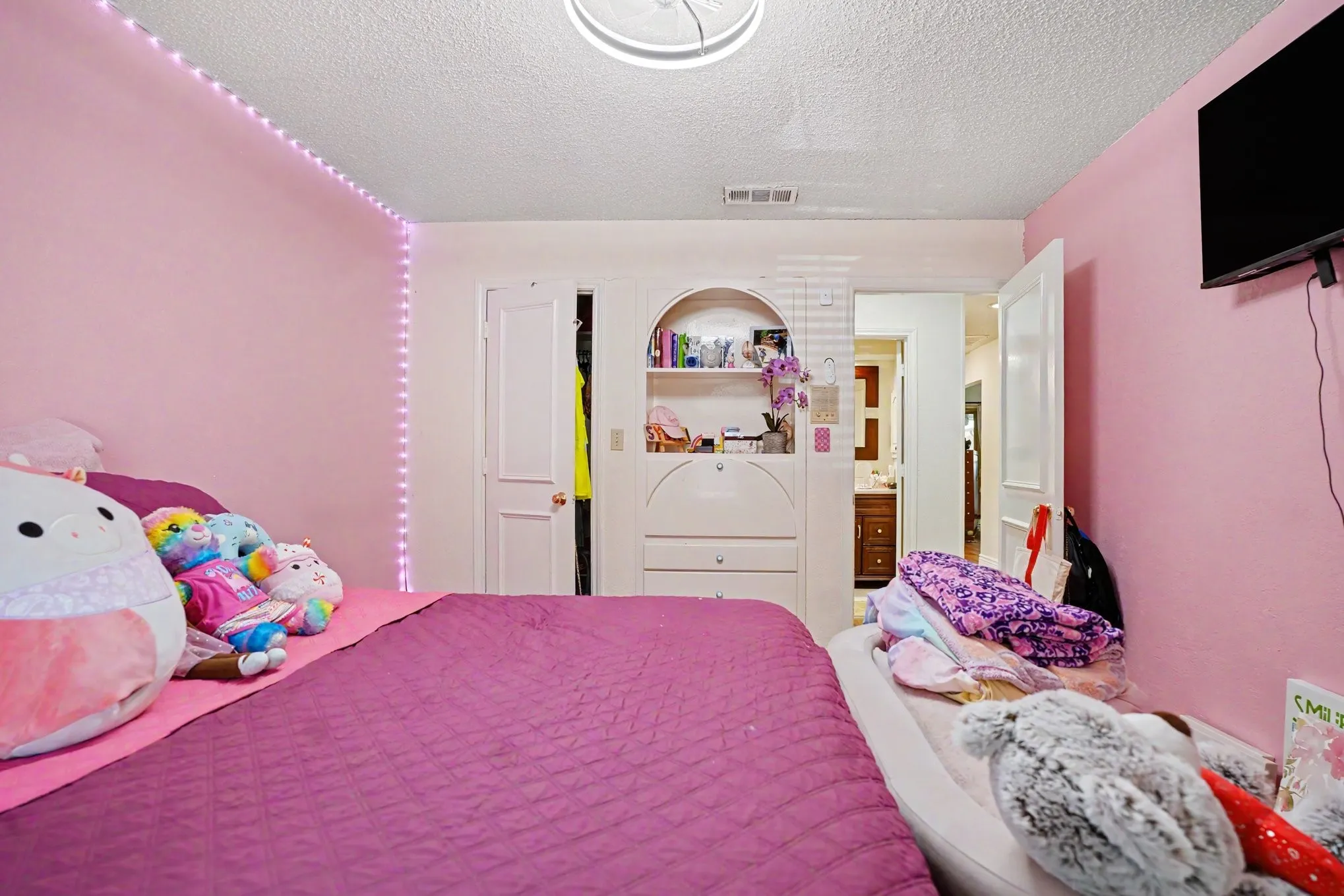 Single Family Residence For Sale in Dallas County , 1349 Mantlebrook Drive, De Soto, Texas 75115, 5 Bedroom, 3 Bathroom, 3 Garage spaces, 3,290 Sqft, built in 1984, mls#21359372, Real Estate Agent in De Soto, Homes For Sale in Dallas county, Homes For Sale in De Soto, Realtor in De Soto Texas, Real Estate Brokerage Independent Realty Texas, Luminita Cordes Realtor
