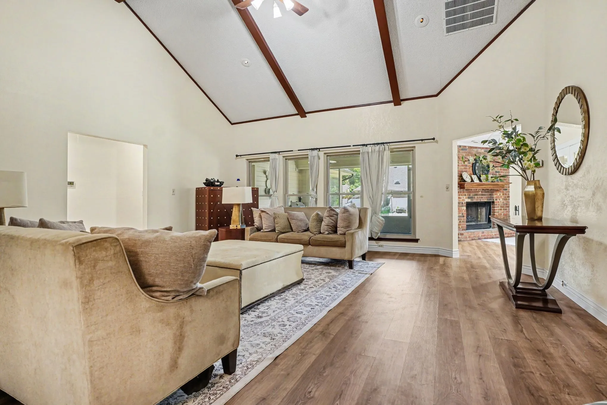 Single Family Residence For Sale in Dallas County , 1349 Mantlebrook Drive, De Soto, Texas 75115, 5 Bedroom, 3 Bathroom, 3 Garage spaces, 3,290 Sqft, built in 1984, mls#21359372, Real Estate Agent in De Soto, Homes For Sale in Dallas county, Homes For Sale in De Soto, Realtor in De Soto Texas, Real Estate Brokerage Independent Realty Texas, Luminita Cordes Realtor