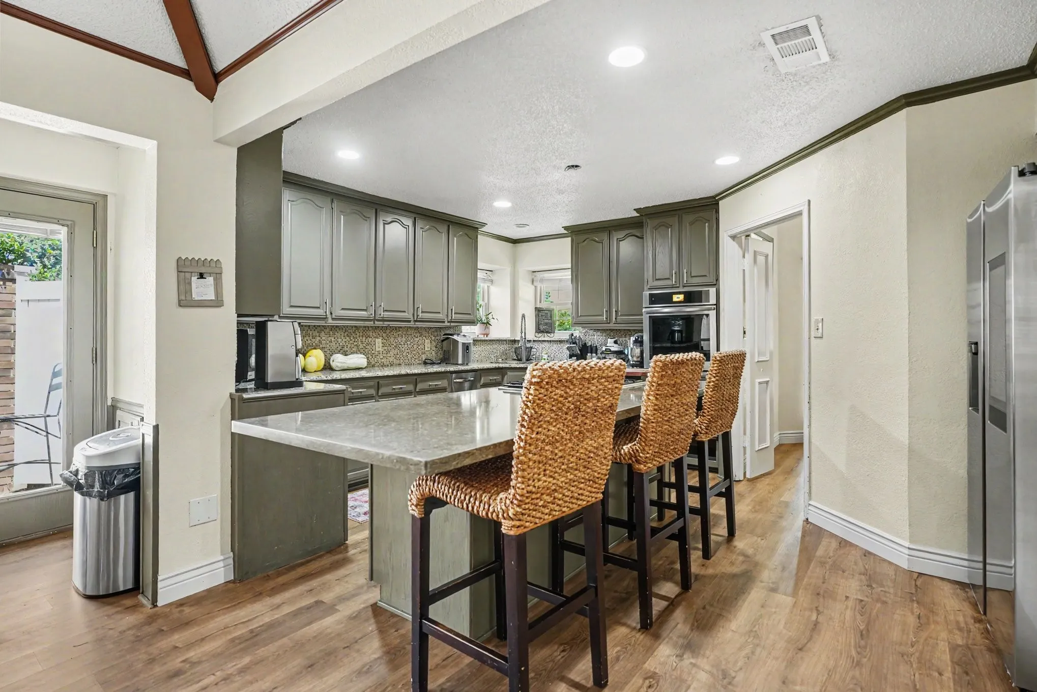 Single Family Residence For Sale in Dallas County , 1349 Mantlebrook Drive, De Soto, Texas 75115, 5 Bedroom, 3 Bathroom, 3 Garage spaces, 3,290 Sqft, built in 1984, mls#21359372, Real Estate Agent in De Soto, Homes For Sale in Dallas county, Homes For Sale in De Soto, Realtor in De Soto Texas, Real Estate Brokerage Independent Realty Texas, Luminita Cordes Realtor