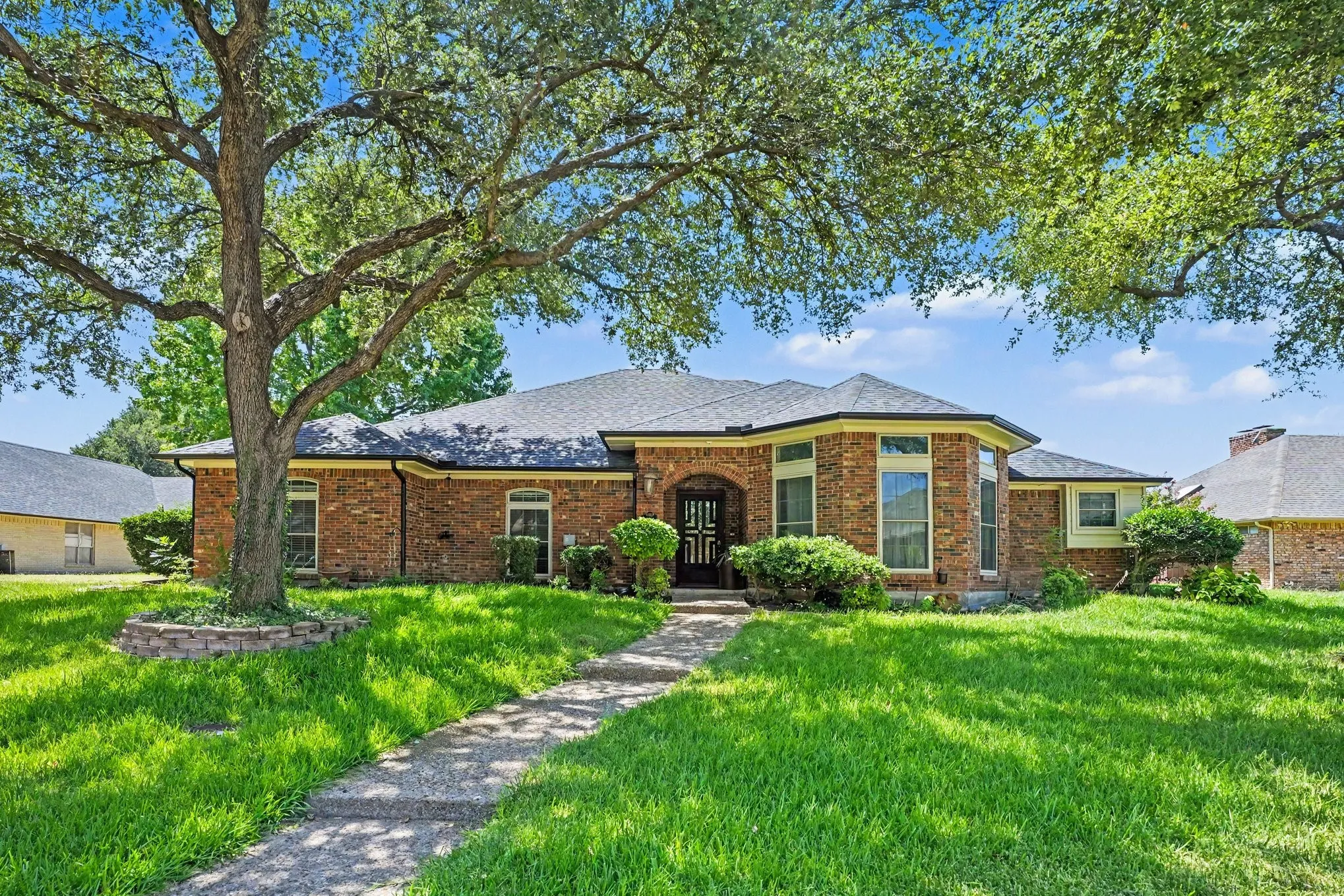 Single Family Residence For Sale in Dallas County , 1349 Mantlebrook Drive, De Soto, Texas 75115, 5 Bedroom, 3 Bathroom, 3 Garage spaces, 3,290 Sqft, built in 1984, mls#21359372, Real Estate Agent in De Soto, Homes For Sale in Dallas county, Homes For Sale in De Soto, Realtor in De Soto Texas, Real Estate Brokerage Independent Realty Texas, Luminita Cordes Realtor