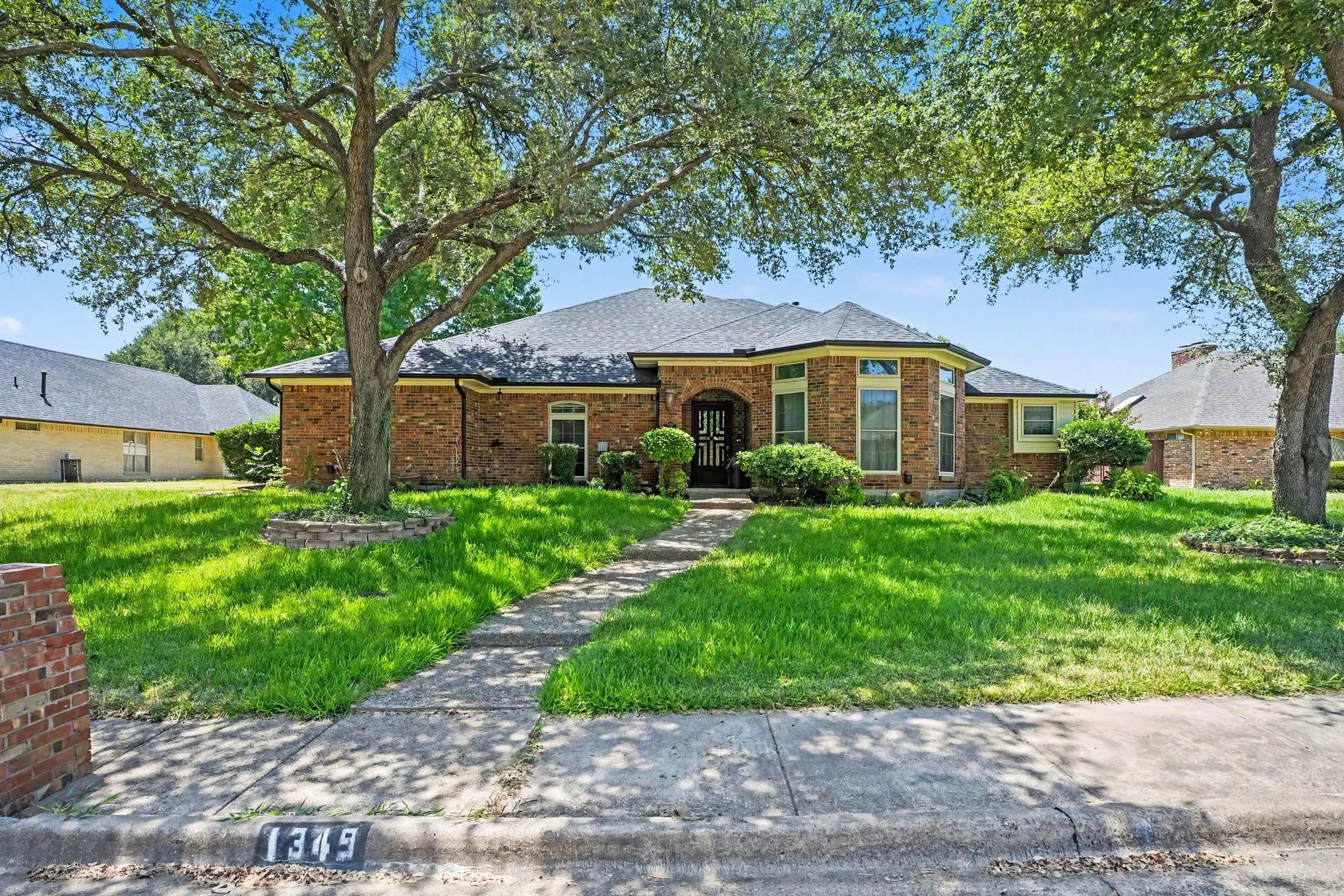 Single Family Residence For Sale in Dallas County , 1349 Mantlebrook Drive, De Soto, Texas 75115, 5 Bedroom, 3 Bathroom, 3 Garage spaces, 3,290 Sqft, built in 1984, mls#21359372, Real Estate Agent in De Soto, Homes For Sale in Dallas county, Homes For Sale in De Soto, Realtor in De Soto Texas, Real Estate Brokerage Independent Realty Texas, Luminita Cordes Realtor