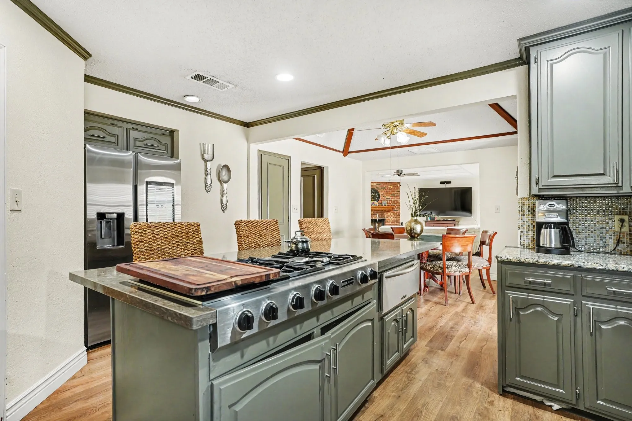 Single Family Residence For Sale in Dallas County , 1349 Mantlebrook Drive, De Soto, Texas 75115, 5 Bedroom, 3 Bathroom, 3 Garage spaces, 3,290 Sqft, built in 1984, mls#21359372, Real Estate Agent in De Soto, Homes For Sale in Dallas county, Homes For Sale in De Soto, Realtor in De Soto Texas, Real Estate Brokerage Independent Realty Texas, Luminita Cordes Realtor