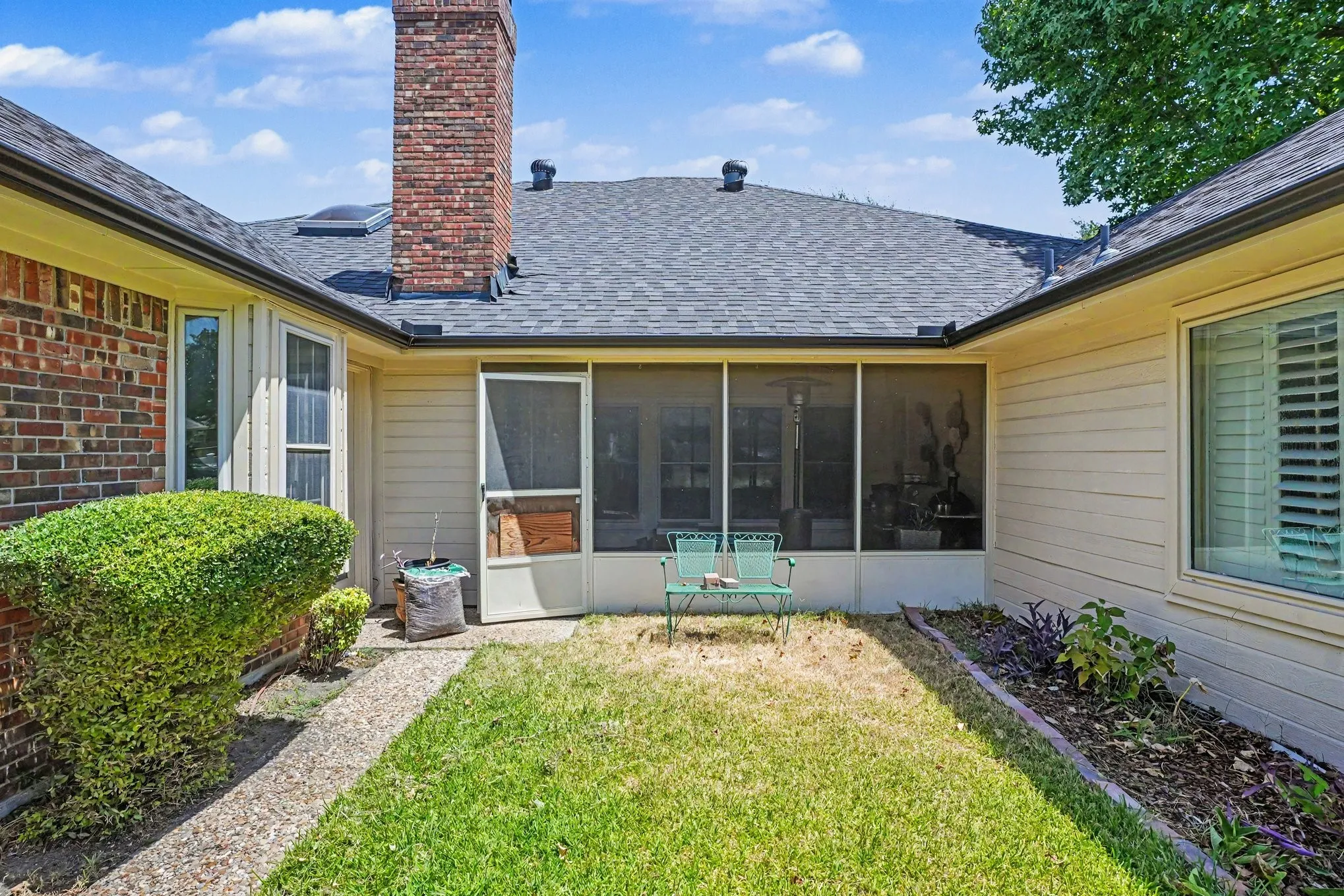 Single Family Residence For Sale in Dallas County , 1349 Mantlebrook Drive, De Soto, Texas 75115, 5 Bedroom, 3 Bathroom, 3 Garage spaces, 3,290 Sqft, built in 1984, mls#21359372, Real Estate Agent in De Soto, Homes For Sale in Dallas county, Homes For Sale in De Soto, Realtor in De Soto Texas, Real Estate Brokerage Independent Realty Texas, Luminita Cordes Realtor