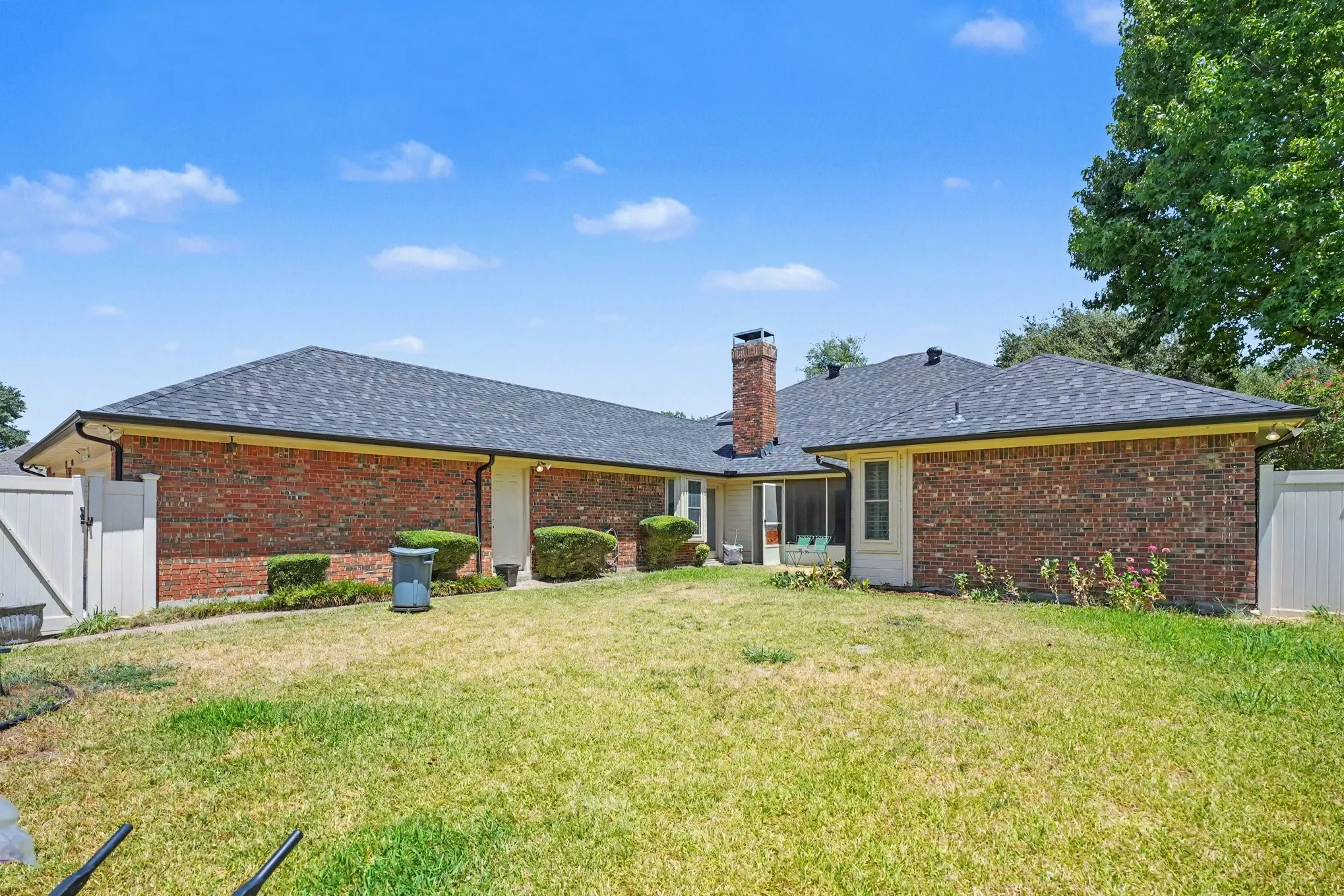 Single Family Residence For Sale in Dallas County , 1349 Mantlebrook Drive, De Soto, Texas 75115, 5 Bedroom, 3 Bathroom, 3 Garage spaces, 3,290 Sqft, built in 1984, mls#21359372, Real Estate Agent in De Soto, Homes For Sale in Dallas county, Homes For Sale in De Soto, Realtor in De Soto Texas, Real Estate Brokerage Independent Realty Texas, Luminita Cordes Realtor