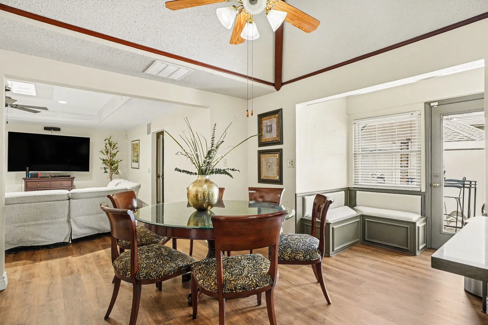 Single Family Residence For Sale in Dallas County , 1349 Mantlebrook Drive, De Soto, Texas 75115, 5 Bedroom, 3 Bathroom, 3 Garage spaces, 3,290 Sqft, built in 1984, mls#21359372, Real Estate Agent in De Soto, Homes For Sale in Dallas county, Homes For Sale in De Soto, Realtor in De Soto Texas, Real Estate Brokerage Independent Realty Texas, Luminita Cordes Realtor