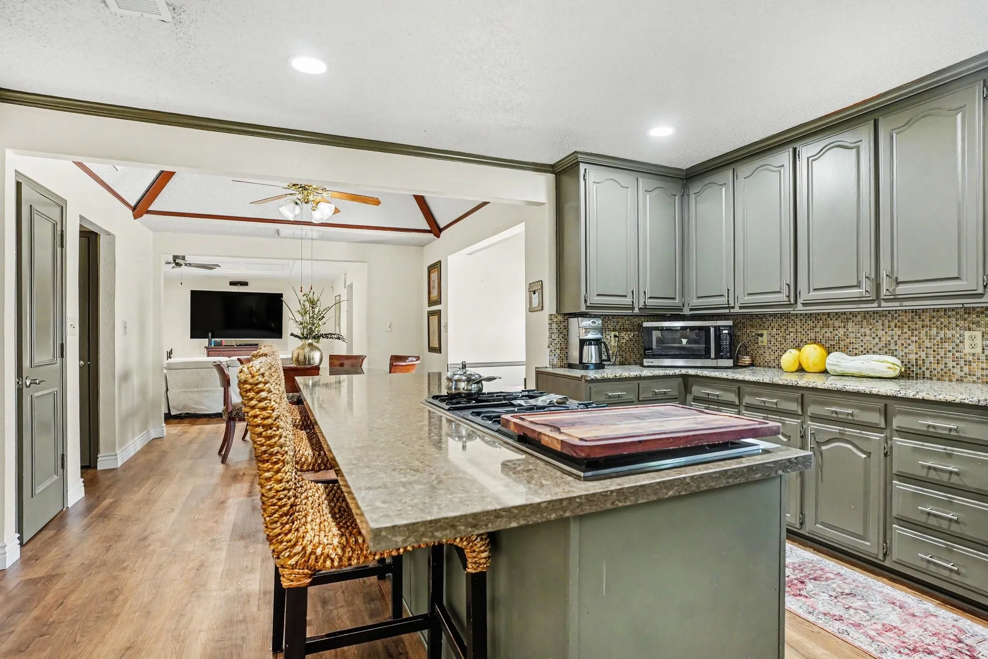 Single Family Residence For Sale in Dallas County , 1349 Mantlebrook Drive, De Soto, Texas 75115, 5 Bedroom, 3 Bathroom, 3 Garage spaces, 3,290 Sqft, built in 1984, mls#21359372, Real Estate Agent in De Soto, Homes For Sale in Dallas county, Homes For Sale in De Soto, Realtor in De Soto Texas, Real Estate Brokerage Independent Realty Texas, Luminita Cordes Realtor