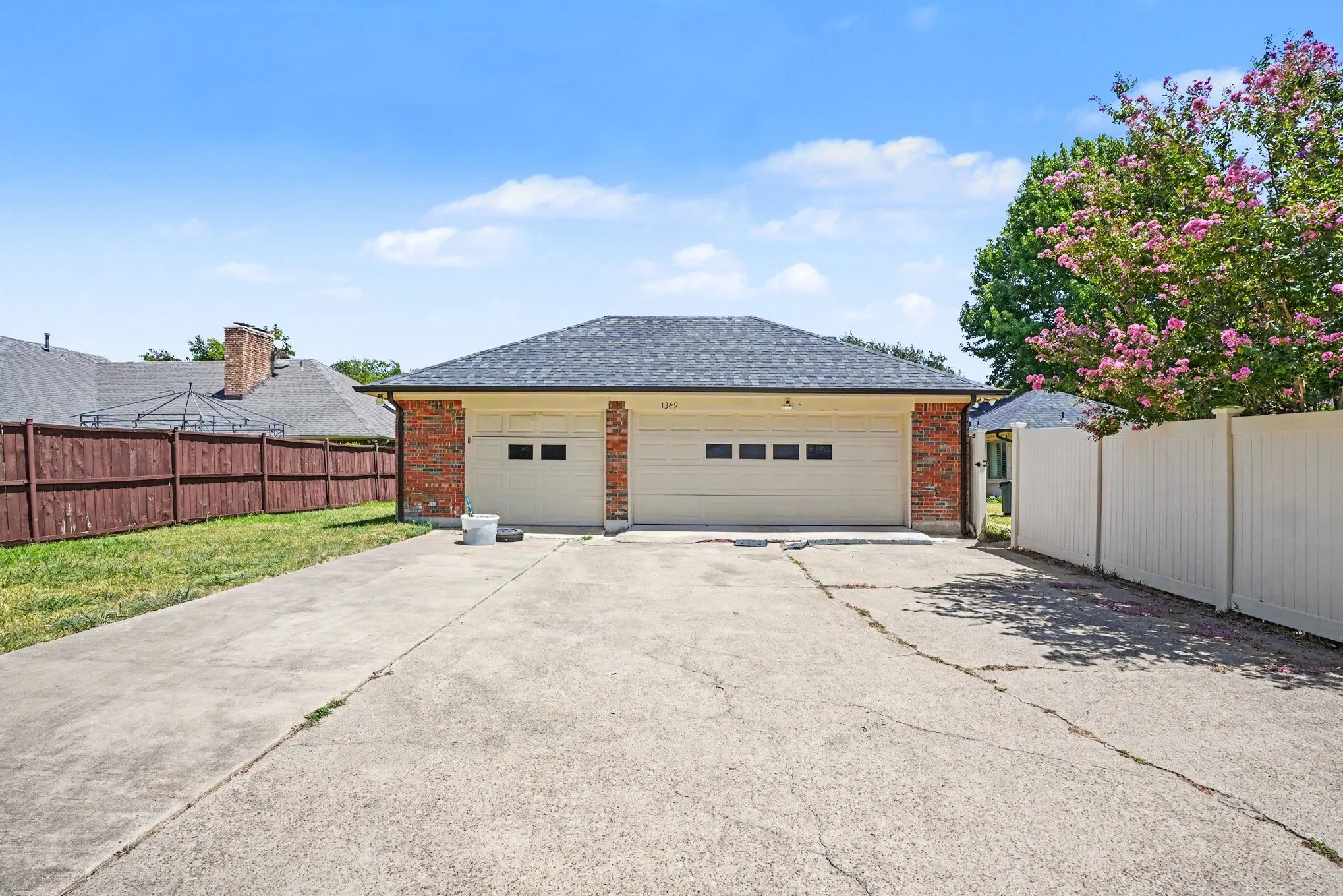 Single Family Residence For Sale in Dallas County , 1349 Mantlebrook Drive, De Soto, Texas 75115, 5 Bedroom, 3 Bathroom, 3 Garage spaces, 3,290 Sqft, built in 1984, mls#21359372, Real Estate Agent in De Soto, Homes For Sale in Dallas county, Homes For Sale in De Soto, Realtor in De Soto Texas, Real Estate Brokerage Independent Realty Texas, Luminita Cordes Realtor