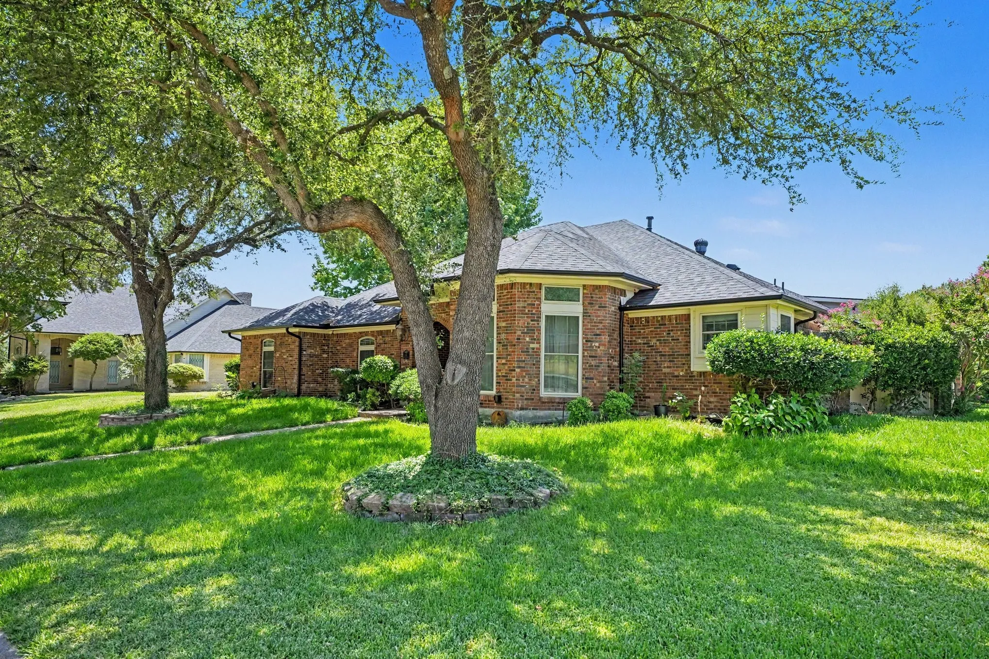 Single Family Residence For Sale in Dallas County , 1349 Mantlebrook Drive, De Soto, Texas 75115, 5 Bedroom, 3 Bathroom, 3 Garage spaces, 3,290 Sqft, built in 1984, mls#21359372, Real Estate Agent in De Soto, Homes For Sale in Dallas county, Homes For Sale in De Soto, Realtor in De Soto Texas, Real Estate Brokerage Independent Realty Texas, Luminita Cordes Realtor