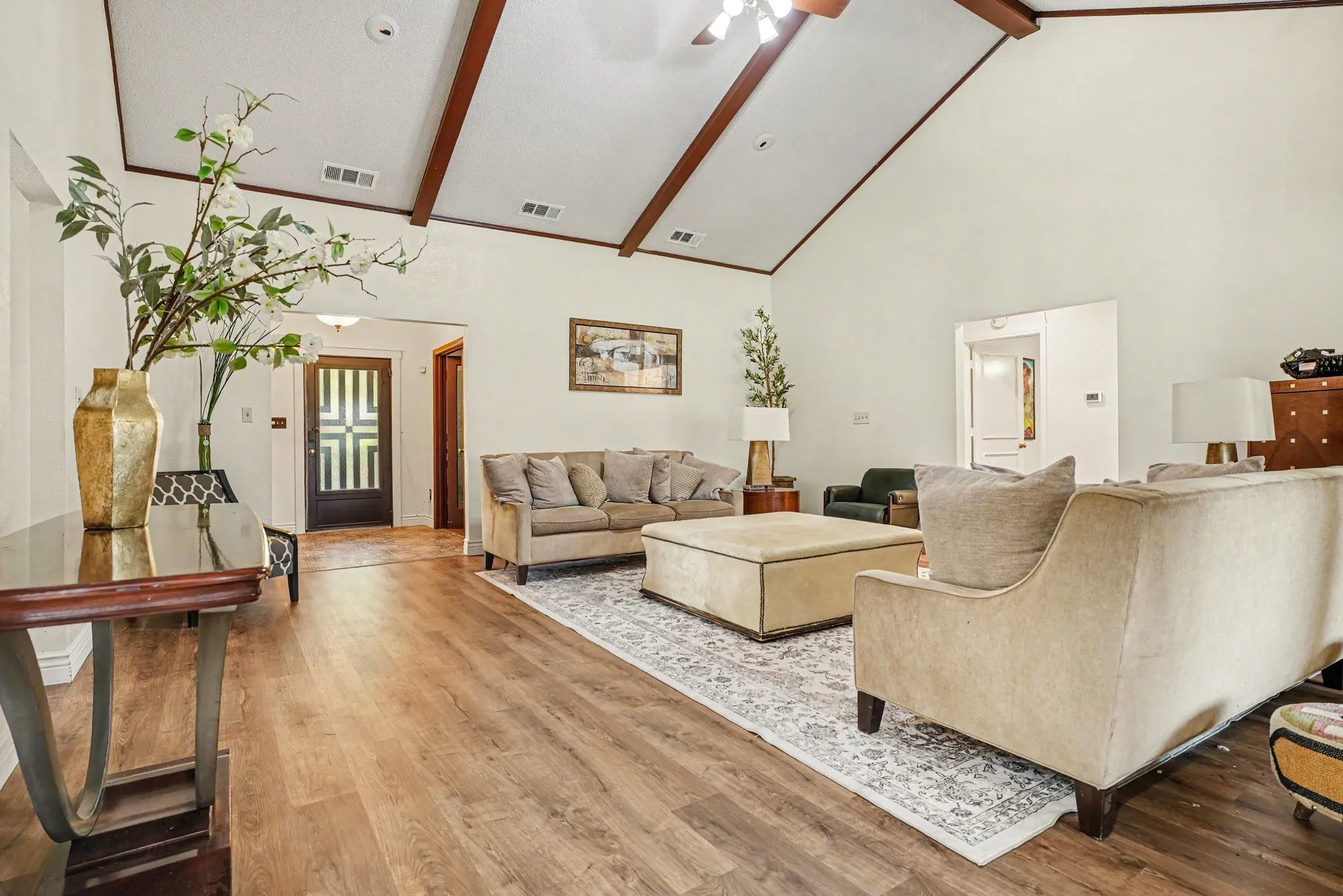 Single Family Residence For Sale in Dallas County , 1349 Mantlebrook Drive, De Soto, Texas 75115, 5 Bedroom, 3 Bathroom, 3 Garage spaces, 3,290 Sqft, built in 1984, mls#21359372, Real Estate Agent in De Soto, Homes For Sale in Dallas county, Homes For Sale in De Soto, Realtor in De Soto Texas, Real Estate Brokerage Independent Realty Texas, Luminita Cordes Realtor