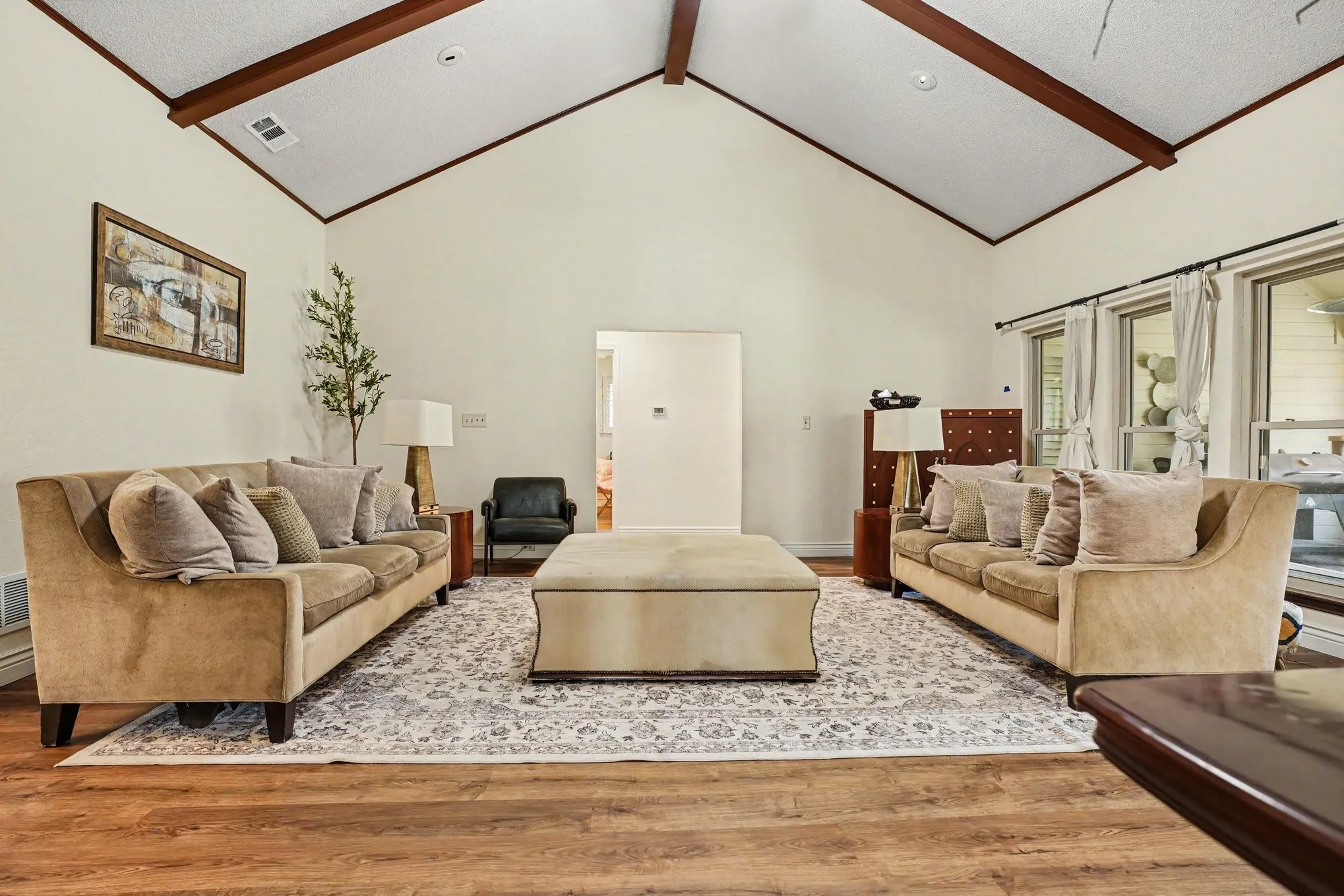 Single Family Residence For Sale in Dallas County , 1349 Mantlebrook Drive, De Soto, Texas 75115, 5 Bedroom, 3 Bathroom, 3 Garage spaces, 3,290 Sqft, built in 1984, mls#21359372, Real Estate Agent in De Soto, Homes For Sale in Dallas county, Homes For Sale in De Soto, Realtor in De Soto Texas, Real Estate Brokerage Independent Realty Texas, Luminita Cordes Realtor