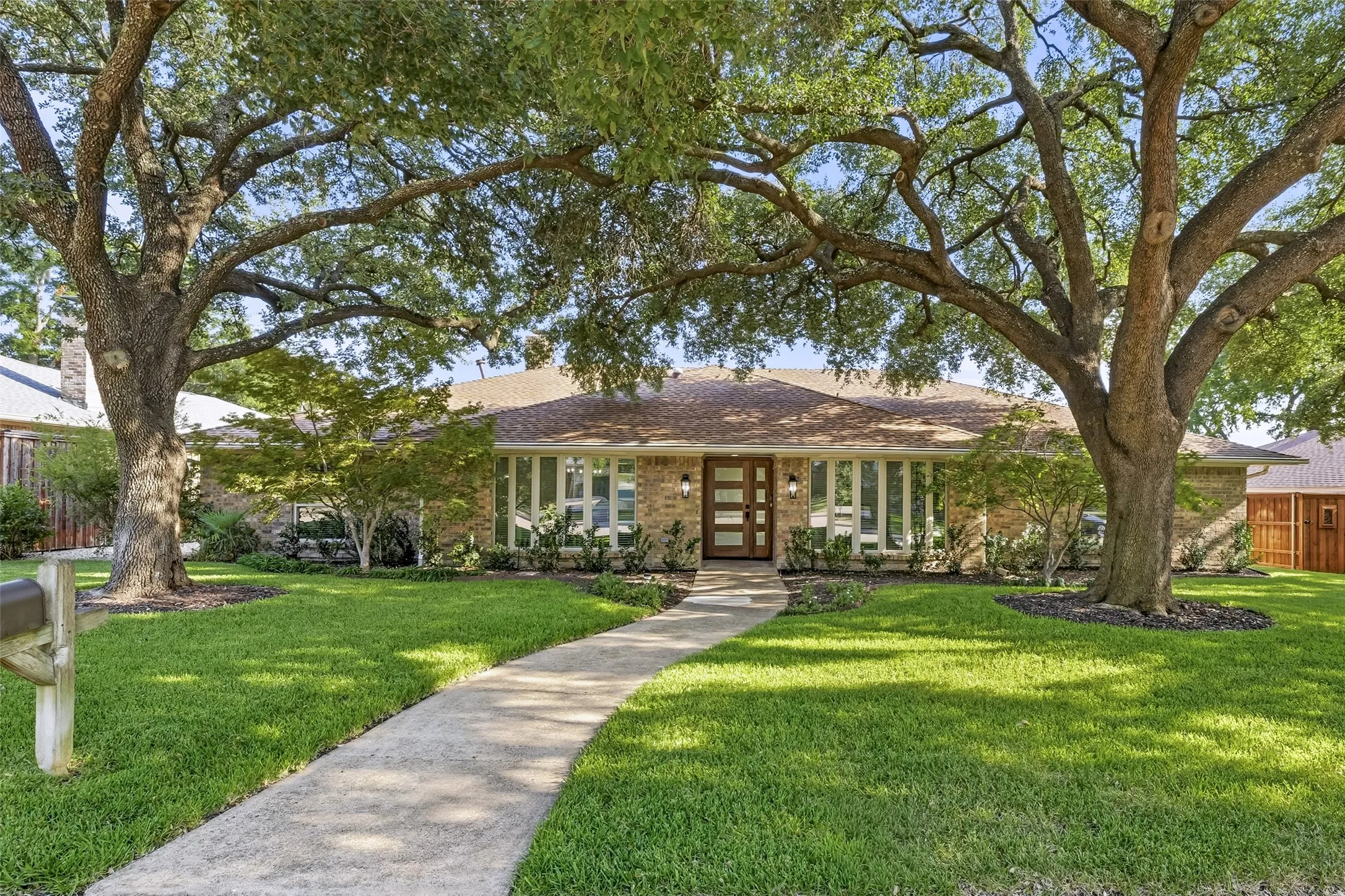 Single Family Residence For Sale in Dallas County , 4224 High Summit Drive, Dallas, Texas 75244, 4 Bedroom, 3 Bathroom, 2 Garage spaces, 2,904 Sqft, built in 1971, mls#21361298, Real Estate Agent in Dallas, Homes For Sale in Dallas county, Homes For Sale in Dallas, Realtor in Dallas Texas, Real Estate Brokerage Independent Realty Texas, Luminita Cordes Realtor