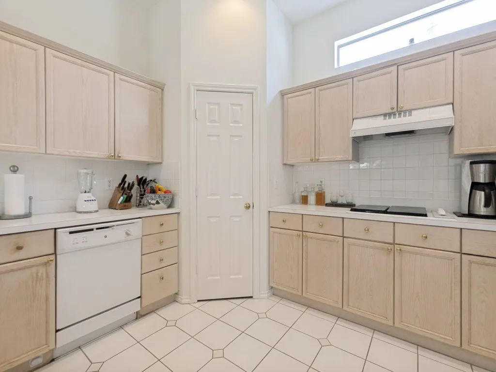 Single Family Residence For Sale in Collin County , 18407 Tettenhall Drive, Dallas, Texas 75252, 3 Bedroom, 3 Bathroom, 2 Garage spaces, 2,080 Sqft, built in 1994, mls#21360973, Real Estate Agent in Dallas, Homes For Sale in Collin county, Homes For Sale in Dallas, Realtor in Dallas Texas, Real Estate Brokerage Independent Realty Texas, Luminita Cordes Realtor