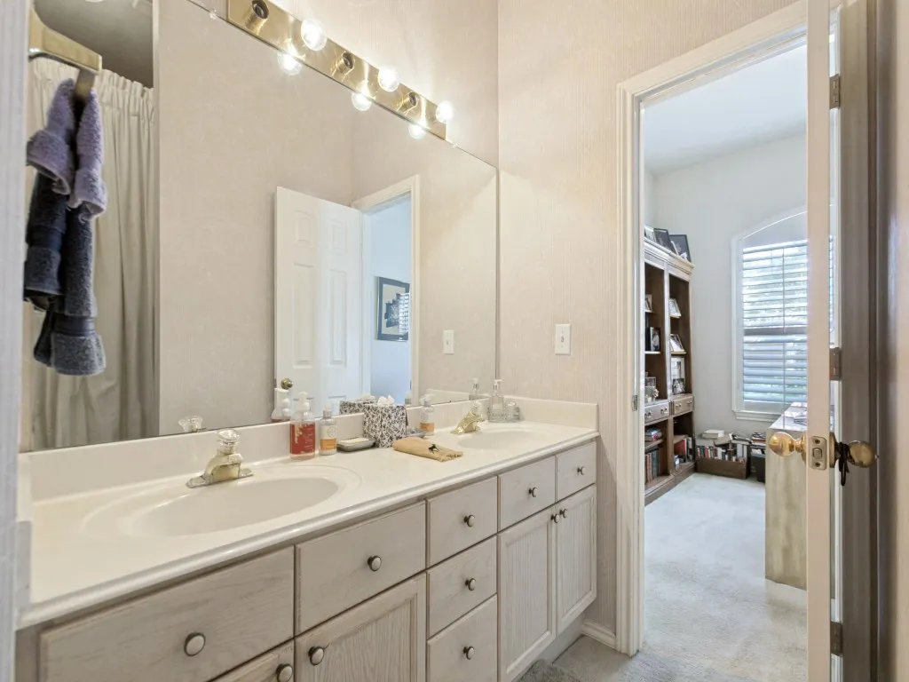Single Family Residence For Sale in Collin County , 18407 Tettenhall Drive, Dallas, Texas 75252, 3 Bedroom, 3 Bathroom, 2 Garage spaces, 2,080 Sqft, built in 1994, mls#21360973, Real Estate Agent in Dallas, Homes For Sale in Collin county, Homes For Sale in Dallas, Realtor in Dallas Texas, Real Estate Brokerage Independent Realty Texas, Luminita Cordes Realtor