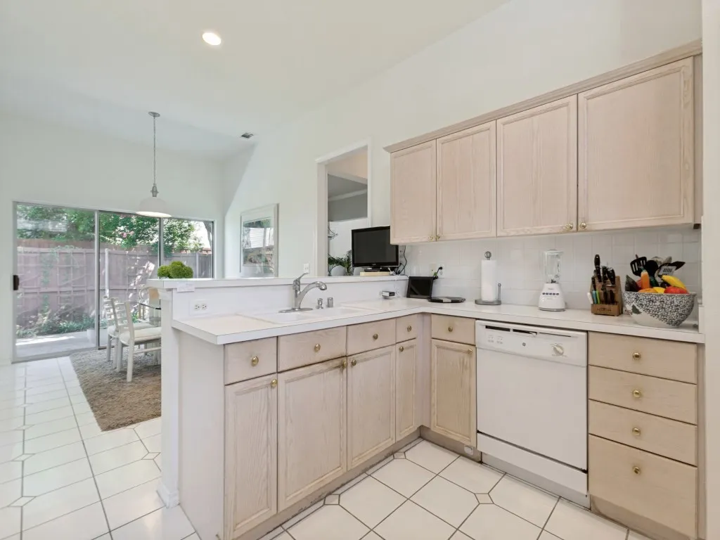 Single Family Residence For Sale in Collin County , 18407 Tettenhall Drive, Dallas, Texas 75252, 3 Bedroom, 3 Bathroom, 2 Garage spaces, 2,080 Sqft, built in 1994, mls#21360973, Real Estate Agent in Dallas, Homes For Sale in Collin county, Homes For Sale in Dallas, Realtor in Dallas Texas, Real Estate Brokerage Independent Realty Texas, Luminita Cordes Realtor