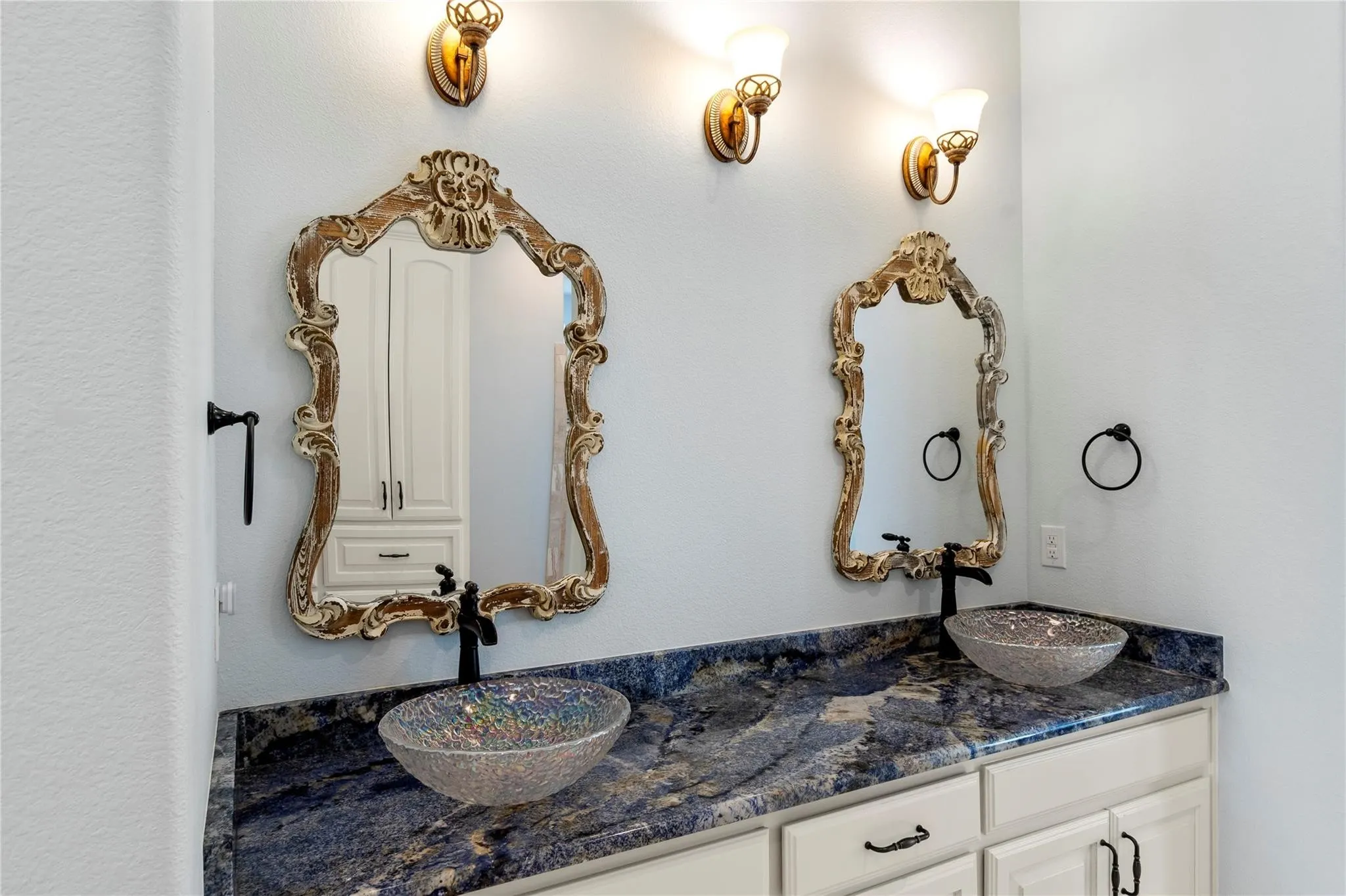Ensuite bath with dual vessel sinks and spacious tiled walk in shower.
