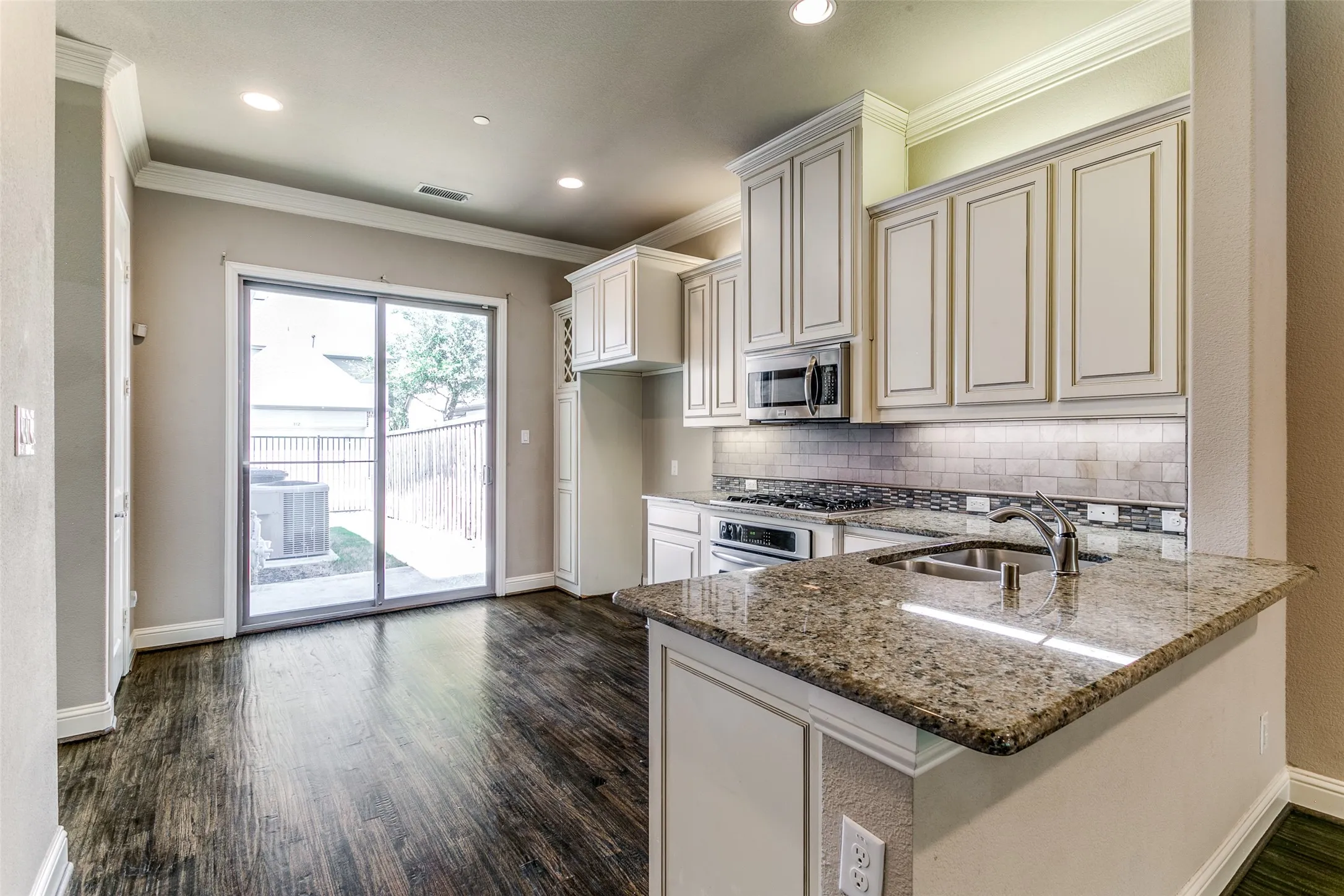 Townhouse For Rent in Denton County , 809 Milton Way, Coppell, Texas 75019, 3 Bedroom, 3 Bathroom, 2 Garage spaces, 2,026 Sqft, built in 2012, mls#21361547, Real Estate Agent in Coppell, Homes For Rent in Denton county, Homes For Rent in Coppell, Realtor in Coppell Texas, Real Estate Brokerage Independent Realty Texas, Luminita Cordes Realtor