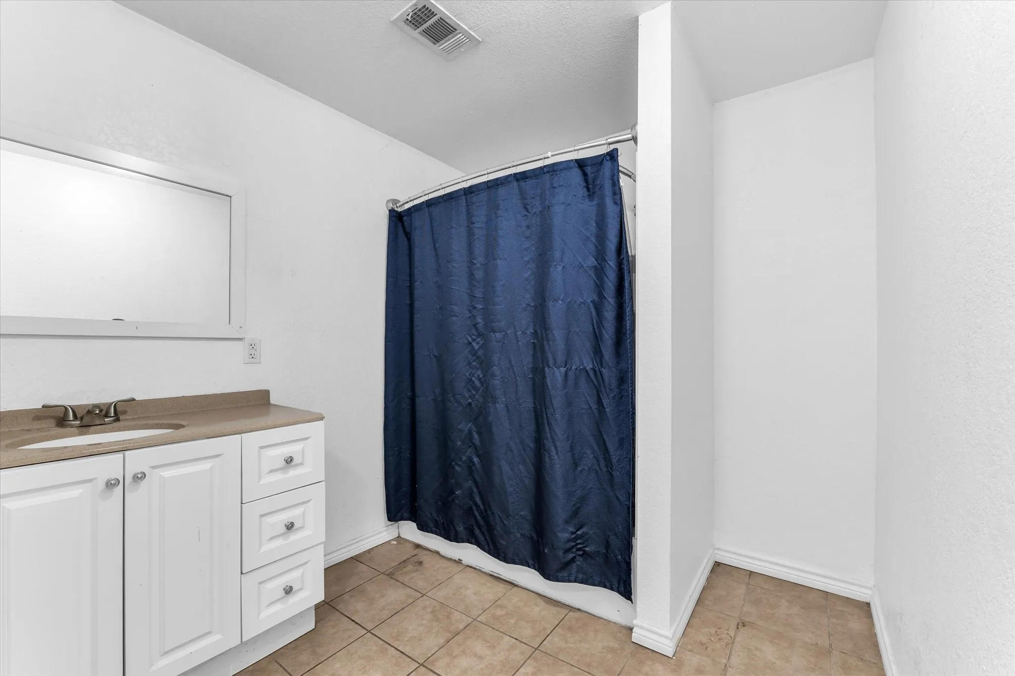 Single Family Residence For Sale in Limestone County , 101 S Archer Street, Groesbeck, Texas 76642, 3 Bedroom, 2 Bathroom, Garage spaces, 3,256 Sqft, built in 1983, mls#21360232, Real Estate Agent in Groesbeck, Homes For Sale in Limestone county, Homes For Sale in Groesbeck, Realtor in Groesbeck Texas, Real Estate Brokerage Independent Realty Texas, Luminita Cordes Realtor