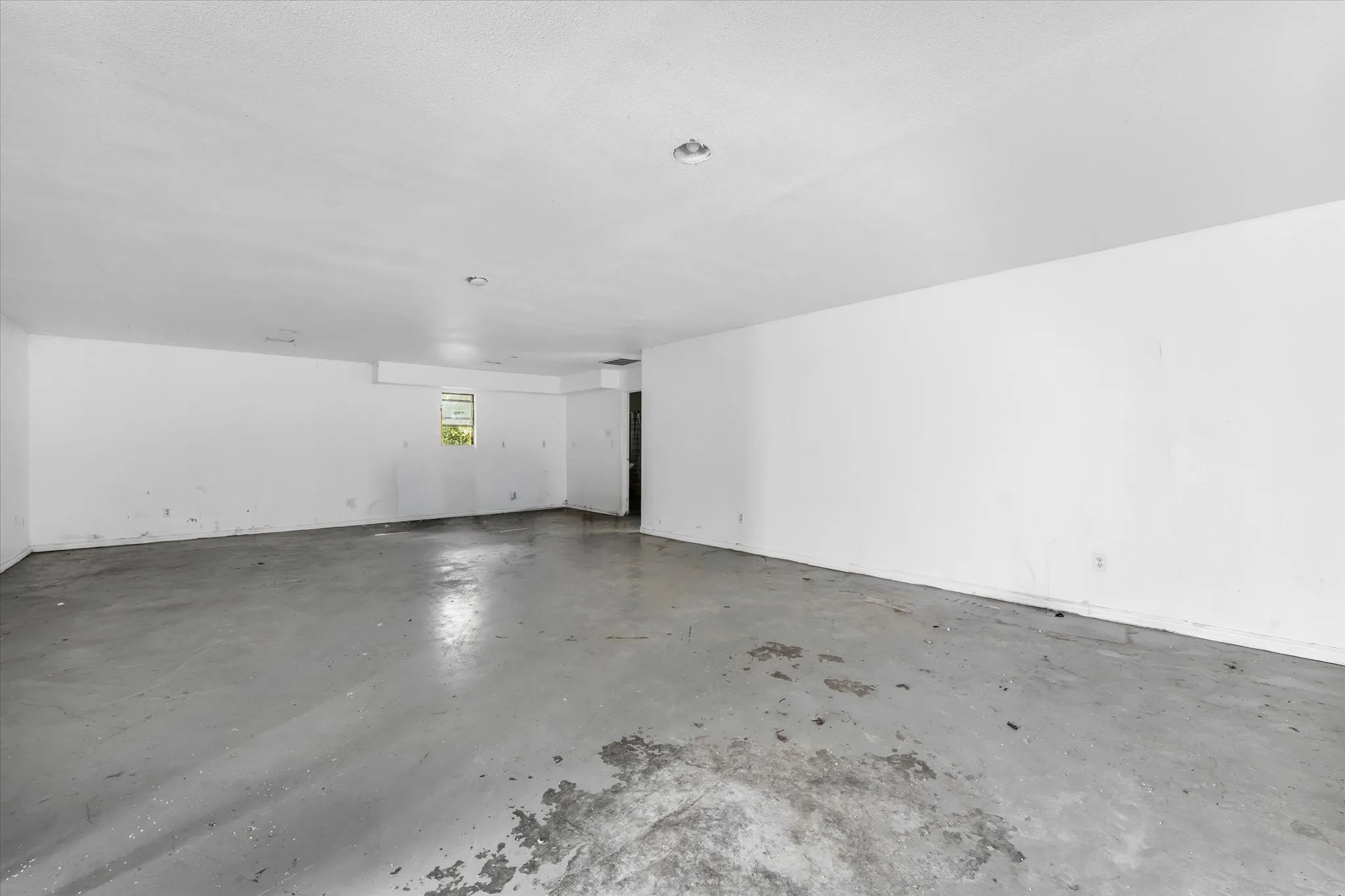 Single Family Residence For Sale in Limestone County , 101 S Archer Street, Groesbeck, Texas 76642, 3 Bedroom, 2 Bathroom, Garage spaces, 3,256 Sqft, built in 1983, mls#21360232, Real Estate Agent in Groesbeck, Homes For Sale in Limestone county, Homes For Sale in Groesbeck, Realtor in Groesbeck Texas, Real Estate Brokerage Independent Realty Texas, Luminita Cordes Realtor