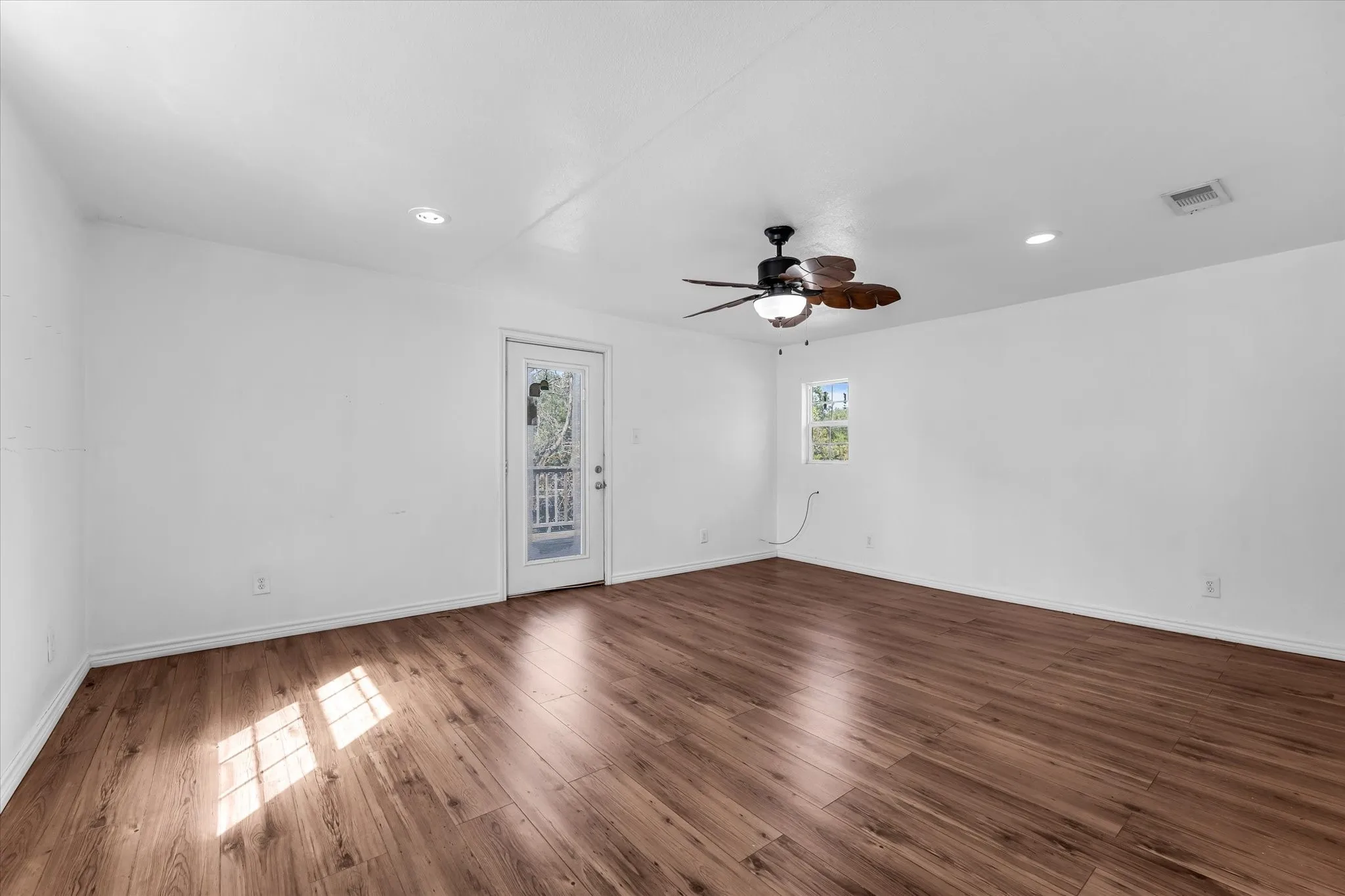 Single Family Residence For Sale in Limestone County , 101 S Archer Street, Groesbeck, Texas 76642, 3 Bedroom, 2 Bathroom, Garage spaces, 3,256 Sqft, built in 1983, mls#21360232, Real Estate Agent in Groesbeck, Homes For Sale in Limestone county, Homes For Sale in Groesbeck, Realtor in Groesbeck Texas, Real Estate Brokerage Independent Realty Texas, Luminita Cordes Realtor