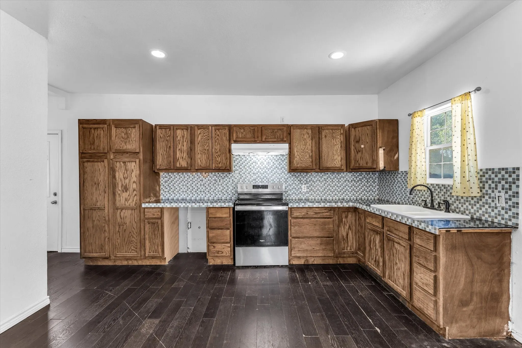 Single Family Residence For Sale in Limestone County , 101 S Archer Street, Groesbeck, Texas 76642, 3 Bedroom, 2 Bathroom, Garage spaces, 3,256 Sqft, built in 1983, mls#21360232, Real Estate Agent in Groesbeck, Homes For Sale in Limestone county, Homes For Sale in Groesbeck, Realtor in Groesbeck Texas, Real Estate Brokerage Independent Realty Texas, Luminita Cordes Realtor