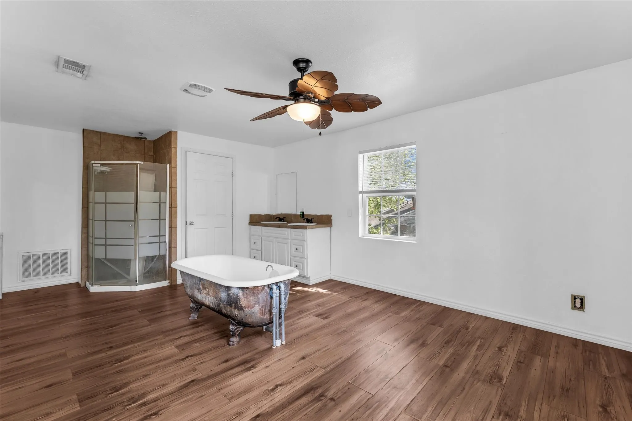 Single Family Residence For Sale in Limestone County , 101 S Archer Street, Groesbeck, Texas 76642, 3 Bedroom, 2 Bathroom, Garage spaces, 3,256 Sqft, built in 1983, mls#21360232, Real Estate Agent in Groesbeck, Homes For Sale in Limestone county, Homes For Sale in Groesbeck, Realtor in Groesbeck Texas, Real Estate Brokerage Independent Realty Texas, Luminita Cordes Realtor