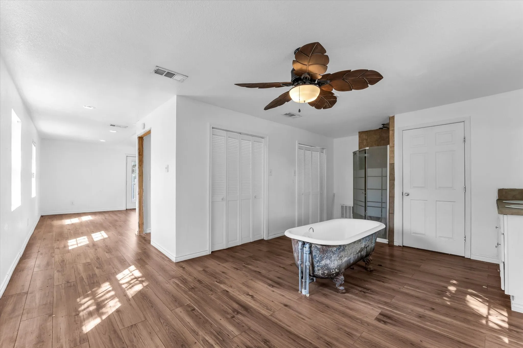 Single Family Residence For Sale in Limestone County , 101 S Archer Street, Groesbeck, Texas 76642, 3 Bedroom, 2 Bathroom, Garage spaces, 3,256 Sqft, built in 1983, mls#21360232, Real Estate Agent in Groesbeck, Homes For Sale in Limestone county, Homes For Sale in Groesbeck, Realtor in Groesbeck Texas, Real Estate Brokerage Independent Realty Texas, Luminita Cordes Realtor