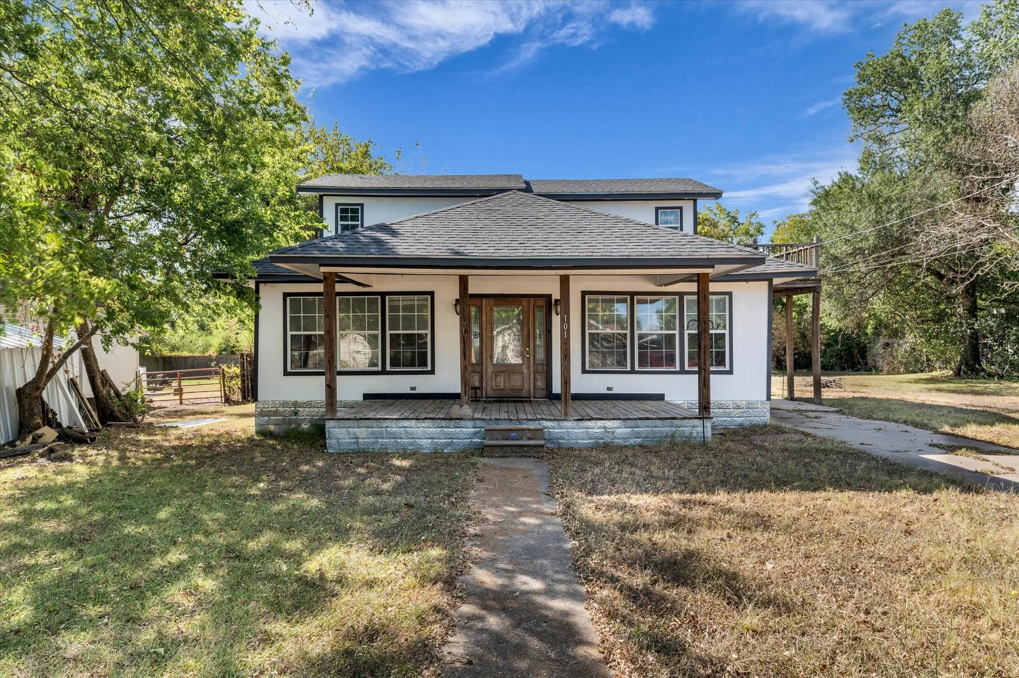 Single Family Residence For Sale in Limestone County , 101 S Archer Street, Groesbeck, Texas 76642, 3 Bedroom, 2 Bathroom, Garage spaces, 3,256 Sqft, built in 1983, mls#21360232, Real Estate Agent in Groesbeck, Homes For Sale in Limestone county, Homes For Sale in Groesbeck, Realtor in Groesbeck Texas, Real Estate Brokerage Independent Realty Texas, Luminita Cordes Realtor