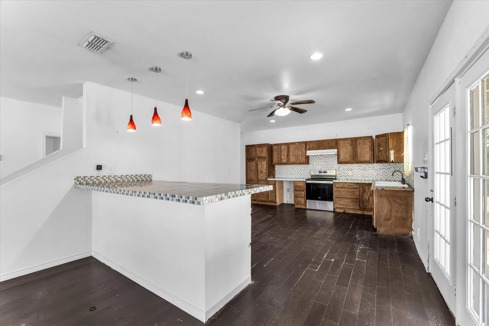 Single Family Residence For Sale in Limestone County , 101 S Archer Street, Groesbeck, Texas 76642, 3 Bedroom, 2 Bathroom, Garage spaces, 3,256 Sqft, built in 1983, mls#21360232, Real Estate Agent in Groesbeck, Homes For Sale in Limestone county, Homes For Sale in Groesbeck, Realtor in Groesbeck Texas, Real Estate Brokerage Independent Realty Texas, Luminita Cordes Realtor