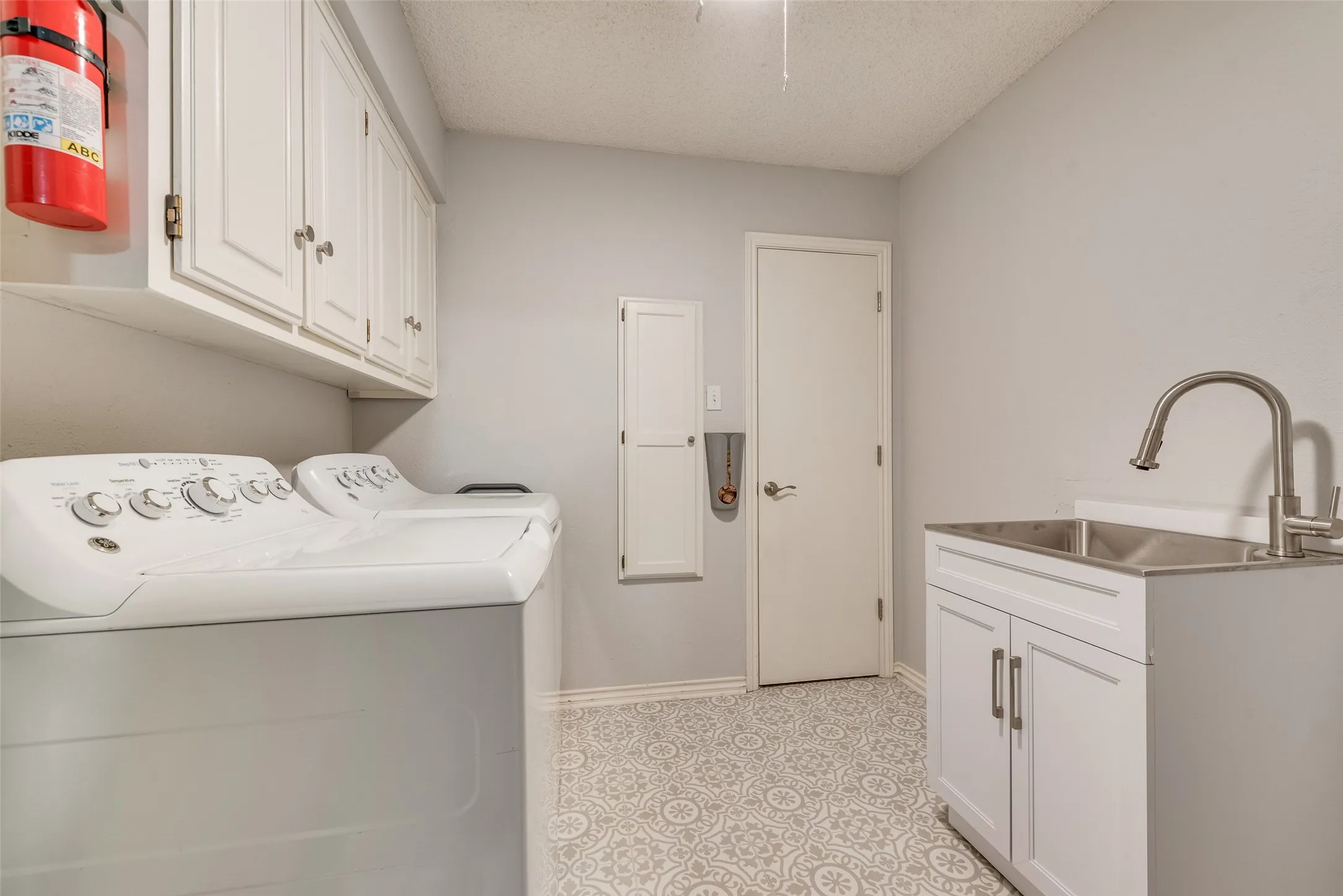 Single Family Residence For Rent in Tarrant County , 805 Crowley Road, Arlington, Texas 76012, 4 Bedroom, 5 Bathroom, 2 Garage spaces, 4,182 Sqft, built in 1972, mls#21361230, Real Estate Agent in Arlington, Homes For Rent in Tarrant county, Homes For Rent in Arlington, Realtor in Arlington Texas, Real Estate Brokerage Independent Realty Texas, Luminita Cordes Realtor