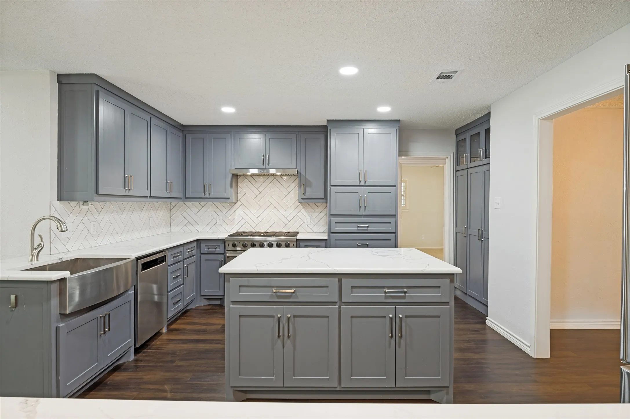 Single Family Residence For Rent in Tarrant County , 805 Crowley Road, Arlington, Texas 76012, 4 Bedroom, 5 Bathroom, 2 Garage spaces, 4,182 Sqft, built in 1972, mls#21361230, Real Estate Agent in Arlington, Homes For Rent in Tarrant county, Homes For Rent in Arlington, Realtor in Arlington Texas, Real Estate Brokerage Independent Realty Texas, Luminita Cordes Realtor